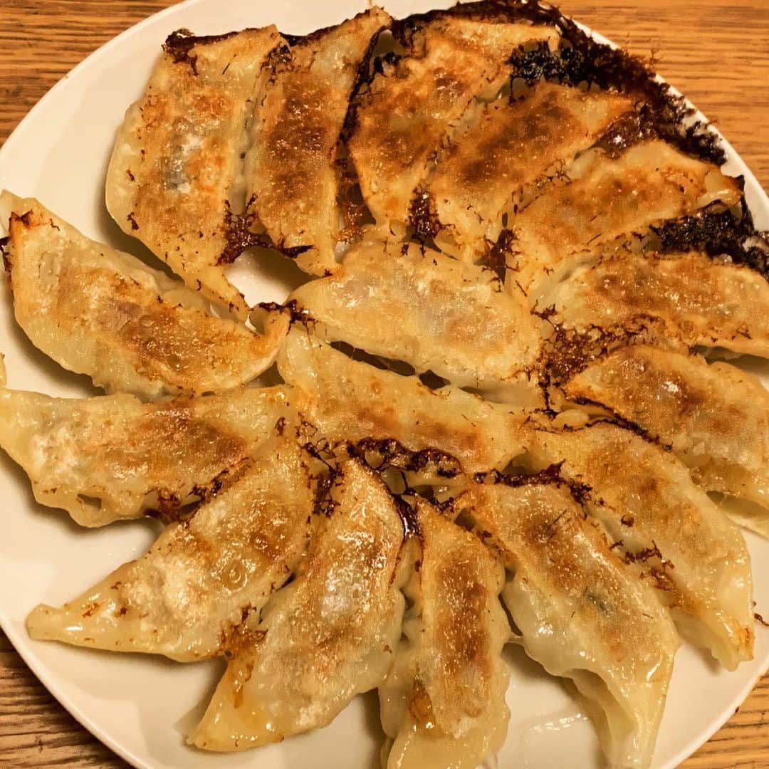 竹井亮介のインスタグラム：「2021年2月19日。 焼いた冷凍ギョウザ。 #とっつぁん料理 #料理っつーかさ」