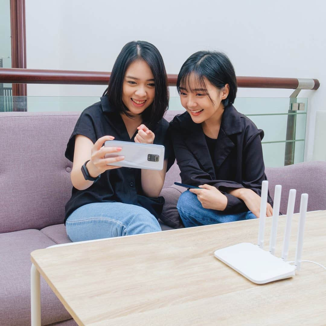 アニンディタ・ラーマ・チャヒャディのインスタグラム：「Aku lagi seneng banget nih hari ini. Soalnya @xiaomi.indonesia baru banget ngeluarin beberapa produk AIoT terbaru yang pastinya bisa bikin aktivitasku di rumah jadi makin nyaman.   Produk-produk yang diluncurkan hari ini tuh diantaranya:  - Mi Router 4C - Mi Router 4A Giga, dan - Mi 360 Home Security Camera 2K  Menarik banget kan? Produk AIoT terbaru dari #Xiaomi ini pastinya bisa bikin internetan makin nyaman dan pastinya bikin rumah makin aman!  FYI, kamu bisa mulai beli produk-produk ini di mi.com dan official store #Xiaomi di Tokopedia ya! Ada promo menarik juga loh katanya! Makanya jangan sampe ketinggalan! #GakCumaHape 🧡」