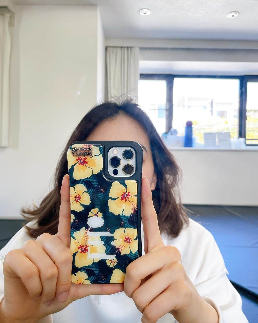 青野楓のインスタグラム：「トロピカル🌺が可愛い。 基本ケースなしが好きだけどiPhone 12proはカメラが凸っとしていて傷いったら怖いからケースつけました。  @waylly_jp のケースは、このトロピカル剥がせば壁にひっつくので写真とか撮りやすくておすすめです。 liloって名前を入れました。リロっぽいしリロを愛しているので🥰笑」