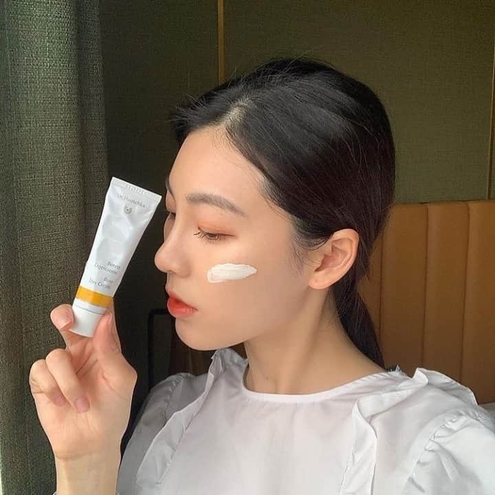 Dr. Hauschka Japan ドクターハウシュカのインスタグラム：「Dr.ハウシュカのスキンケアは使う人の全ての⁠ お肌の力を信じています。⁠ .⁠ .⁠ 信じて、育てて、サポートしていくスキンケア。⁠ 信じるからこそ、必要以上にうるおいを奪いません。⁠ 必要以上に与えすぎることもしません。⁠ .⁠ .⁠ お肌を乾かさない洗顔とクレンジングの後、⁠ シンプルスキンケアステップを大切に。⁠ 50年間皆様のお肌のケア＆サポートを⁠ 世界中45ヶ国以上で続けています。⁠ .⁠ .⁠ 彼女の手にあるのは、ローズデイクリーム⁠ 50年間以上、ローズの成分を増やし、テクスチャーを⁠ より使いやすくする以外はほとんど処方を変えることなく⁠ みなさまのお肌をサポートし続けています。⁠ .⁠ .⁠ それでは皆様良い週末を🌹⁠ . ⁠ .⁠ #ドクターハウシュカ#Drハウシュカ#オーガニックコスメ#敏感肌#敏感肌スキンケア#敏感肌でも安心#敏感肌でも使える#敏感肌用#敏感肌コスメ#オーガニック#オーガニックコスメ好きな人と繋がりたい#オーガニック好きな人と繋がりたい#オーガニック化粧品#オーガニックスキンケア#オーガニック女子#オーガニックライフ#ナチュラルコスメ#ナチュラルな暮らし#丁寧な暮らし#スキンケア難民#スキンケア大事#スキンケア#スキンケア好きさんと繋がりたい#サステナブル#エタノールフリー#サステナビリティ#フェイスクリーム#ローズクリーム#保湿クリーム#ゆらぎ肌」