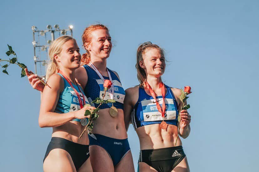 マチルドU・クラマーのインスタグラム：「Ingen DM-inde til mig i år (❗️), men jeg ønsker alle der får fornøjelsen af at deltage, kæmpe meget held og lykke! 👏🏻  Jeg er sikker på at det bliver en fest med bedre resultater end nogensinde i flere discipliner - for Dansk Atletik er on 🔥 for tiden! 💃🏻  📸 @christianjorn_ / @atletikdk」