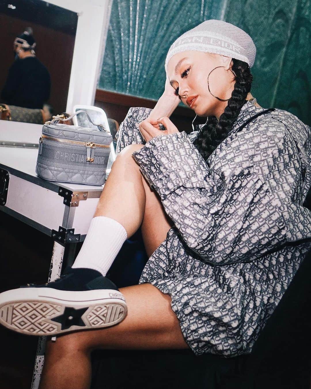 アグネス・モニカのインスタグラム：「Chillin.  In all @dior.   #AGNEZMO #sounbothered🤷🏻‍♀️」
