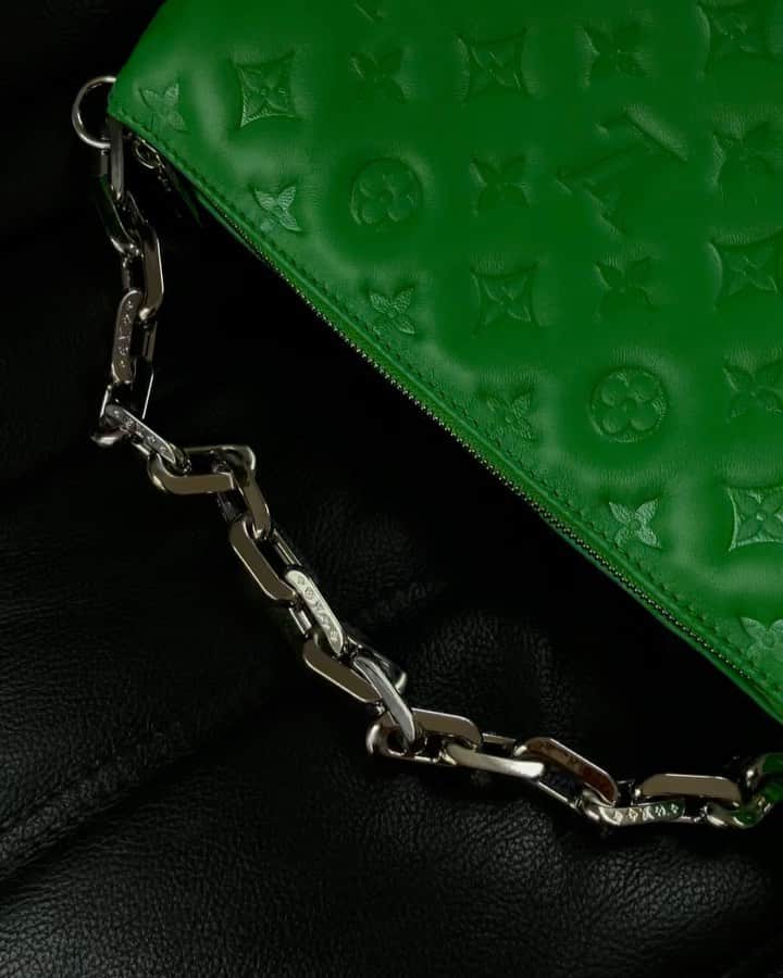 ペニーレ・タイスベックのインスタグラム：「Annonce Details💚🦖🥦 @louisvuitton #LVcoussin」