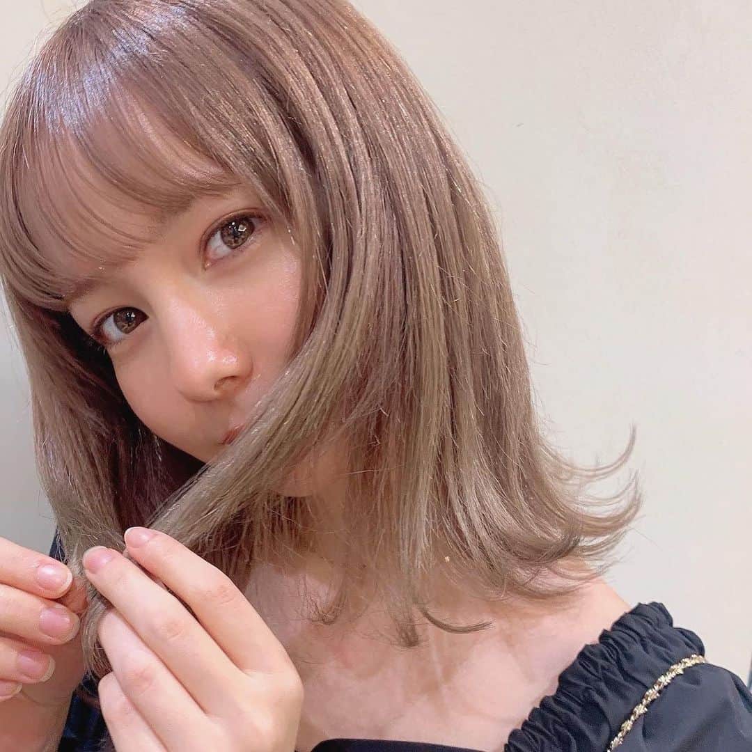 柴田あやなのインスタグラム：「今日も撮影でした〜ん！今日はPRの投稿です、、🙌🏻写真はいつかの🤔  先日Chapliというアプリで占いしてもらいました🙌🏻@chapli_app  元々占いとかそういうの大好きだったので、体験させてもらうことに…！ まさかの占い師さんと直接やり取りして占ってもらえました！もちろんリアルタイムで！ ちなみにがっつり恋愛運を占ってもらいました🥰仕事運と悩んだけどやっぱり恋愛運だな〜と。なんかめちゃくちゃ当てられて知り合いかと思ったレベルでした（笑）マネージャーさんにもオススメした😂みんなもおうち時間増えたと思うし、ぜひ、、！ #Chapli #チャプリ #チャット占い #占い #pr」