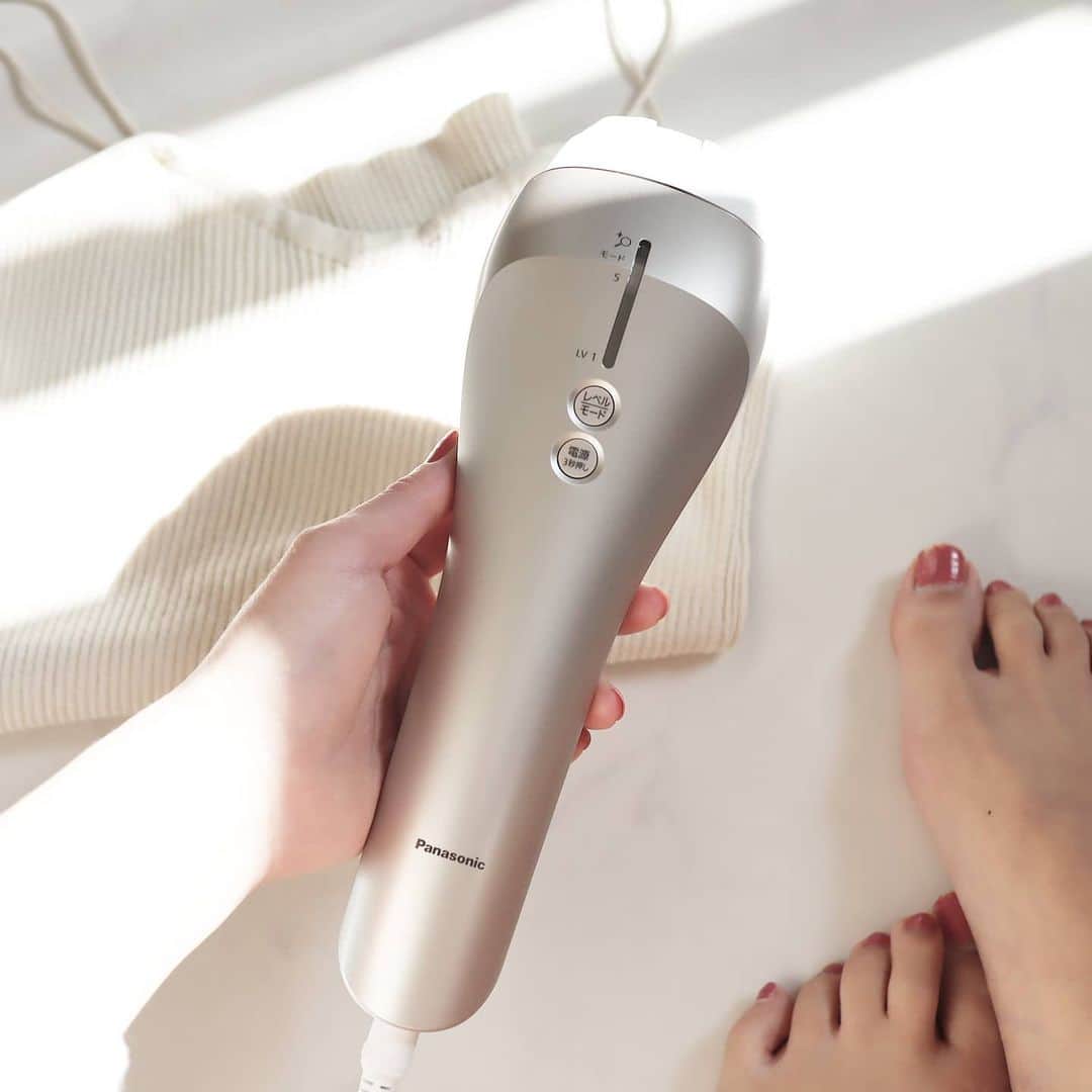 Eri Satoのインスタグラム：「美的編集部より頂いた、 パナソニック( @panasonic_global )の #光エステ · こちらは光エステの名の通り、 美肌とムダ毛の両方にアプローチする IPLフラッシュを採用した光美容器なの。 · 👉美肌モードは3日に1回の頻度で使える 👉アタッチメントは3種類で衛生的に使える 👉サロンレベルのハイパワー 👉身体の他、顔もVIOもムダ毛ケアできる 👉海外でも使える 👉収納できる袋付き · もちろんメンズも使えるよ🤗 私はついつい美肌モードを使うんだけど、肌ツヤが良くなってきた気がするの✨ 夏にはつるつるの肌になってると良いなぁ💛 · · #美的_パナソニック #家庭用脱毛器#脱毛器#脱毛#おこもり美容#おうち時間#美肌ケア」
