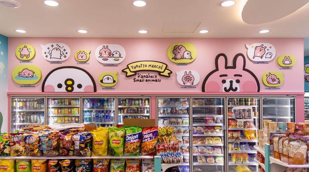 カナヘイのインスタグラム：「台湾セブンイレブンの店内装飾、新しくしていただいてて立体も飛行機に乗ってるバージョンになってるのを投稿しそびれてました…！🥲✈️ 台湾に行って直接見たい…！🥲早くまた気軽に旅行に行ける日がきますように…！！！ #台湾　#桃園」