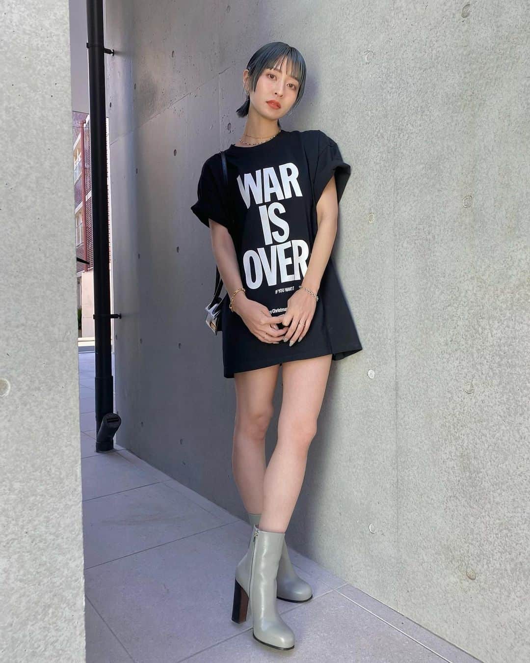 梅村実帆のインスタグラム：「today 🖤 お気に入りのブーツ @celine  フィービーのときの☺️ #めっちゃ足痛い そして、だいすき @nanakoro さんヘアアレンジ🕺🏻🧷 かわいい子供たちと派手だったから撮ったよ🚥」
