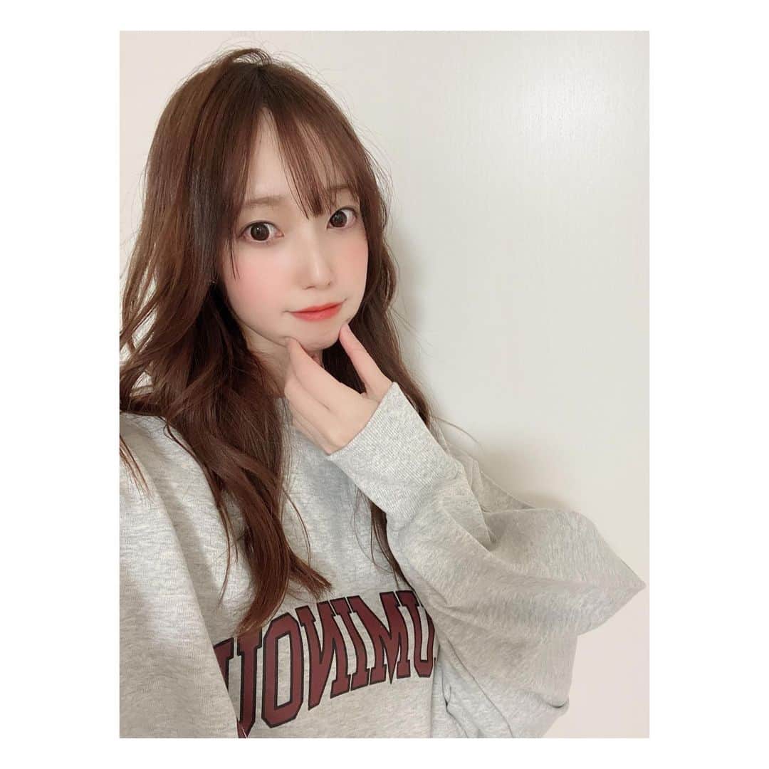 のインスタグラム：「花粉がすごくて涙がでる日々🥲笑  メイクさんにしていただいたお化粧がさすがプロ！お上手で、とってもお気に入りです💡自分でももっと上手くなりたいなぁと思いました💄 そんな今週でした☁️楽しかった💓  皆さん今日も1日お疲れ様でした💐🧸」