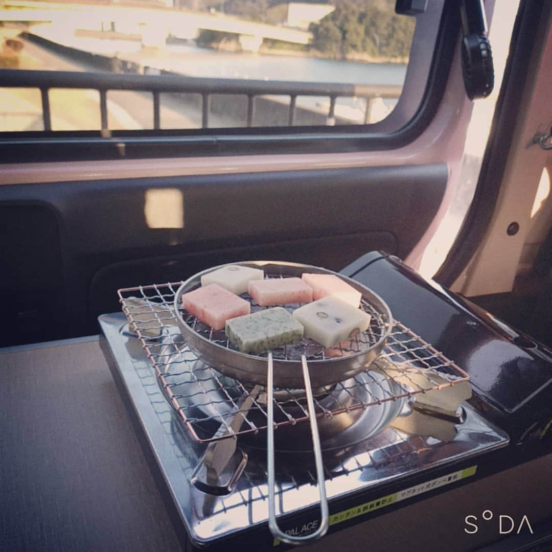 松本隆博のインスタグラム：「。 いやぁ美味いねー 車内餅は(^_^)!(^^)! 〆は餅ラーメン、 そして温泉♨️☺️♨️ そして車内泊(^-^)。 そして明日は早起きし ウォーキングするのだ。 (^_^)」