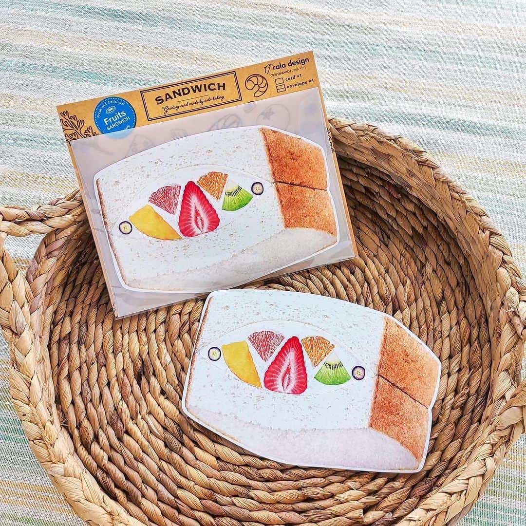 手紙社のインスタグラム：「【サンドイッチのメッセージカードがとっても美味しそう！】 オリジナルのイラストに仕掛けを組み合わせた紙ものを届けるブランド「rala design（@raladesign）」。「元気が出るカードを作りたい！」という一心で生まれたのは、思わずかぶりつきたくなるようなサンドイッチのメッセージカード。パンに挟まれている具材を抜き出せるという楽しい仕掛けも盛り込まれています。だれもが笑顔になるようなワクワクを詰め込んだカードで、贈り物にサプライズを添えてみてはいかがでしょうか？  --------------------- 【「手紙社のオンラインフェスティバル 紙博&陶博」開催概要】 会期：2021年3月1日（月）〜3月7日（日）　＊参加無料﻿ 会場：「手紙社のオンラインフェスティバル 紙博&陶博」公式サイト﻿  ▶︎詳細は「@kamihaku2021」プロフィールのURLから！  ◎オンラインショッピング 定番アイテムだけでなく、新作やここだけの限定アイテムなど、出展者による渾身の作品がずらりと並びます。さらに“手紙社の部員”限定で、ひと足早くお買い物ができる先行販売を実施！ プレビュー期間：2月25日（木）12:00〜2月27日（土）24:00 先行販売期間：﻿2月28日（日）10:00〜24:00﻿ 一般販売期間：﻿3月1日（月）12:00〜3月7日（日）24:00﻿  ◎オンラインミーティング 制作のバックグラウンドや実際に販売する作品の紹介などを直接聞いたり見たりできるオンラインミーティング（番組）を、一部の出展者からお届けする予定！  ▶︎「手紙社の部員」について詳しくは、手紙社公式サイト→「部員ですけど、何か？」をチェック！  #手紙社#手紙舎#紙博#陶博#オンラインイベント#紙#イラスト#デザイン#印刷#活版#文房具#マステ#ハンコ#手紙#カード#メッセージカード#箱#雑貨#陶器#磁器#器 #tegamisha#kamihaku#touhaku#paper#papercrafts#ceramics#pottery#handcraft#rala_design」
