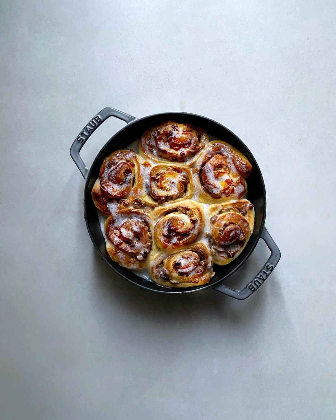 のインスタグラム：「Cinnamon rolls with granola どういった言葉選びをすれば、作家の持ち味を伝えることができるだろう。本日は、ピエール・ガーリッシュの逸品たちについて書き物をするお仕事をしておりました🖋 写真は、息抜きに作ったグラノーラシナモンロール。次男に好評だったので、豆腐を入れて再度トライ！ほんとに豆腐って純真無垢だわ〜全く味の邪魔をしないもの🥣😋 . #シナモンロール #豆腐」