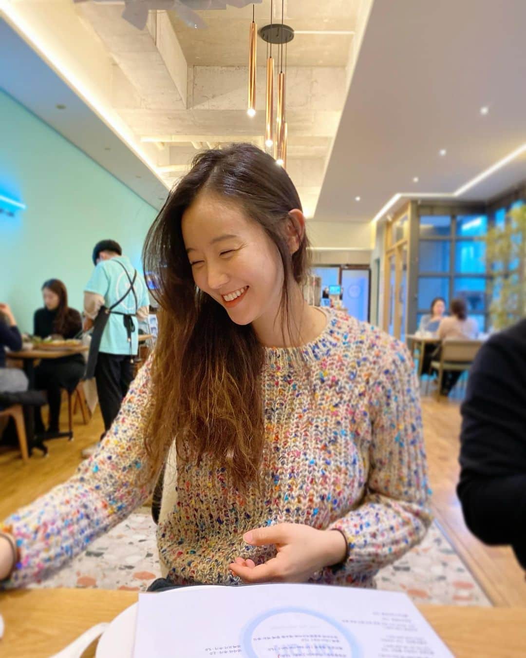 チェ・ジャヘのインスタグラム：「. 일찍 퇴근하신 남표니 덕에 금요일 저녁을 주말너낌으로🙌 메뉴는 울 가족 넷 입맛에 모두 맞는 #베트남음식점 대창쌀국수는 첨 시켜봤는데 강추합니다💚 #쌀국수 #파인애플볶음밥 #해산물볶음밥 #대창쌀국수 #불금 #맛집」