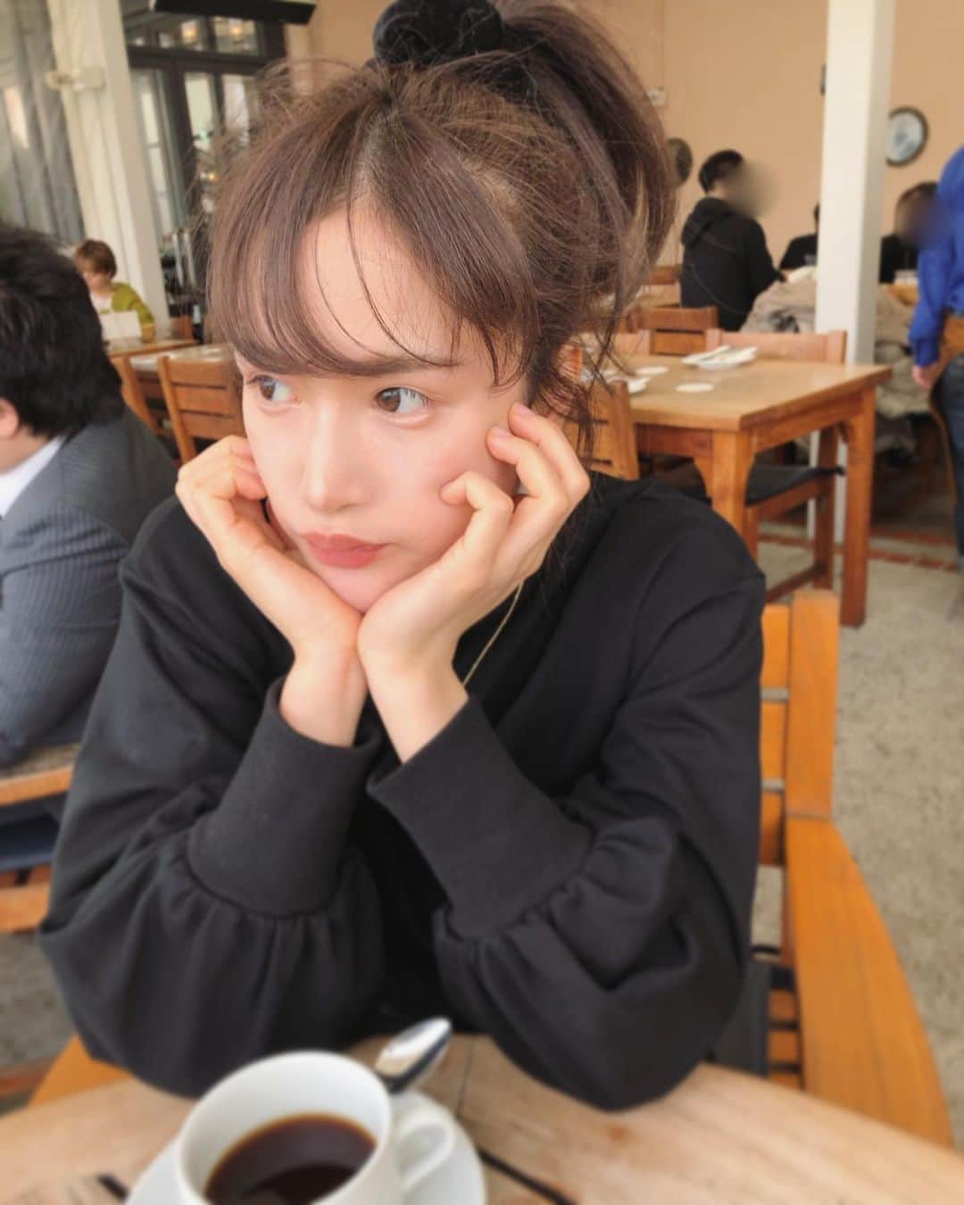 fukishaljのインスタグラム：「Friday ootd  スウェットワンピに襟付きシャツ シュシュでさくっとポニーテール♪ 歌みたい😙笑  お風呂でコメント返します🛀 いつもありがとうございます😆」