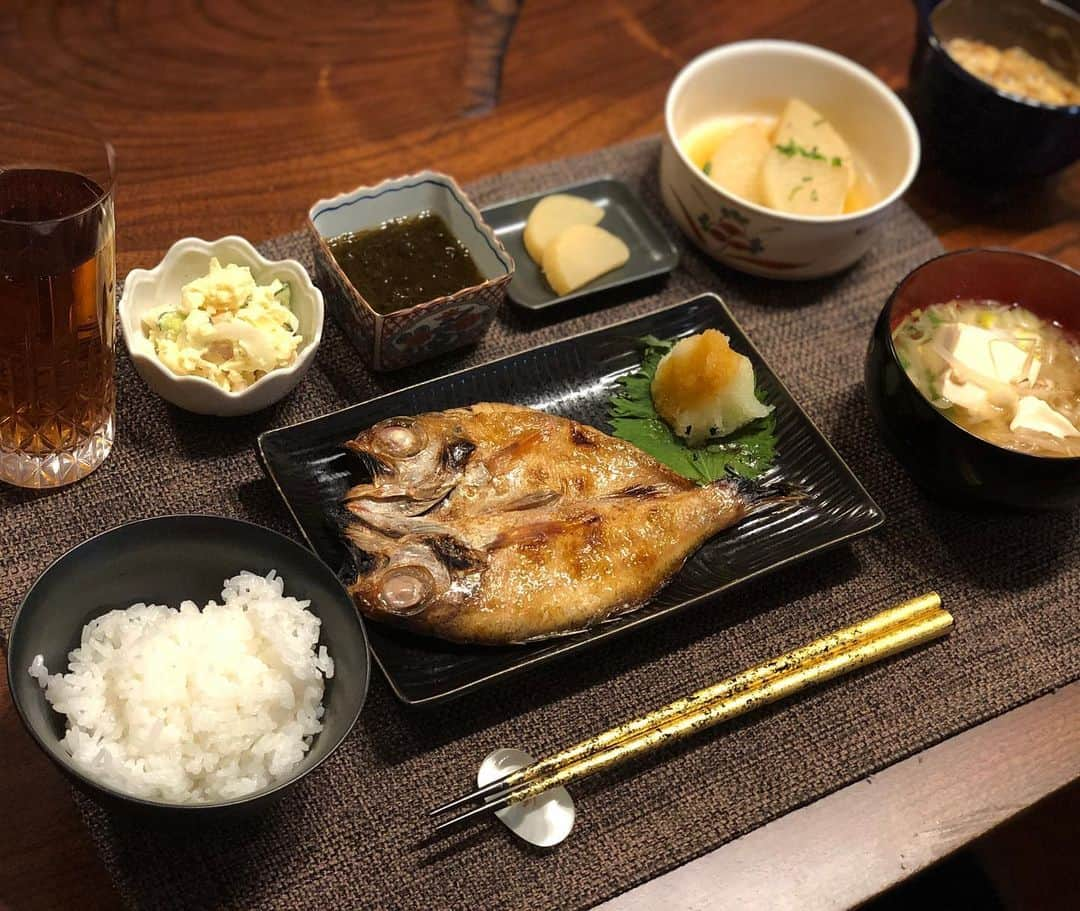 月央和沙さんのインスタグラム写真 - (月央和沙Instagram)「うちの晩ごはん🍚✨ . #のどぐろ #大根の煮物 #もずく酢 #納豆 #ポテトサラダ #豆腐ともやしのお味噌汁」2月19日 20時20分 - kazusa_tsukio