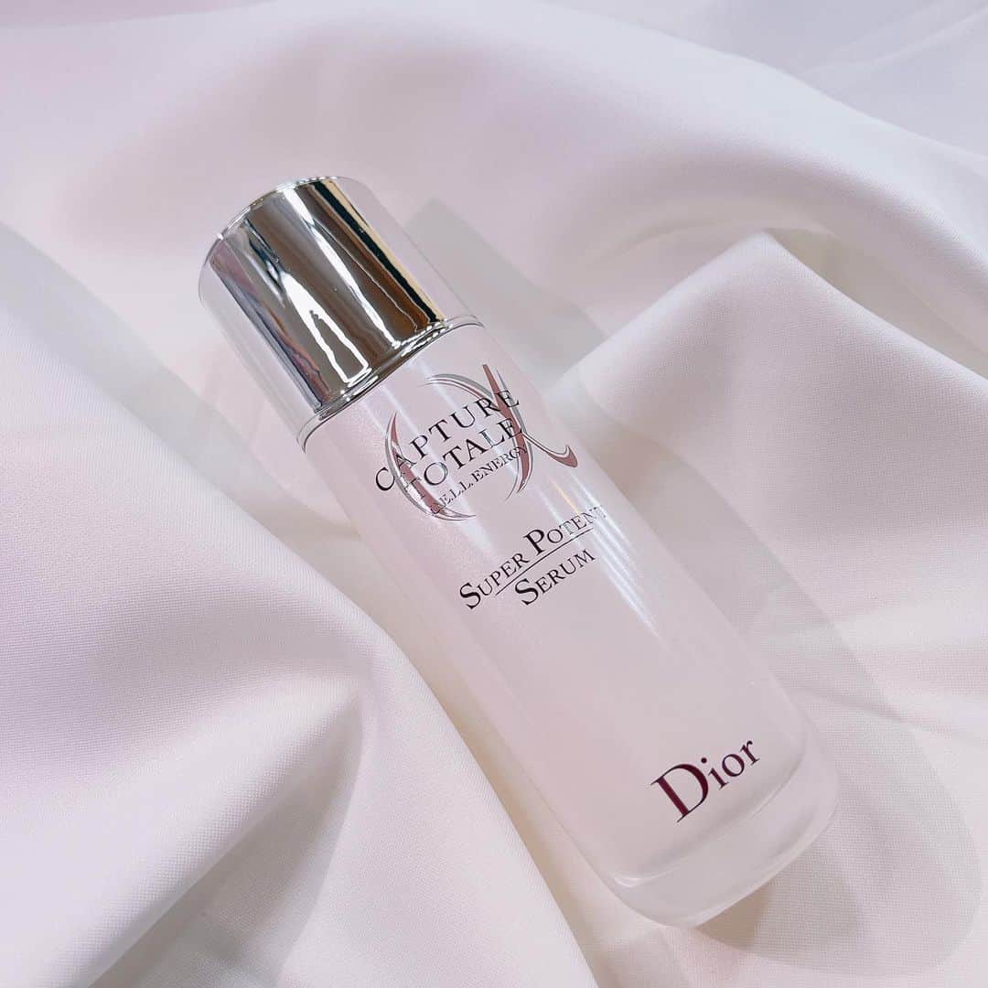 Mugyuu! （ムギュー！）のインスタグラム：「. . #Dior #ディオール . カプチュール トータル セル ENGY スーパー セラム . . これ使うようになってから ファンデが割れがちで目立ってた ほうれい線が目立たなくなってきた🥺 . 1週間で効果が実感できるって BAさんも言ってたけど まさかほうれい線に効くなんて🥺❤️ . つけた後は結構さっぱりな仕上がりで べたつきもないよ🪄 もうなんとも言えないバラの良い香りで つけるたびに癒されるの😭 エイジングケアとして 毎日のスペシャルケアとして ぜひ取り入れて欲しい❤️❤️ . 30ml 14,300円 50ml 19,800円　 75ml 23,100円　←私はコレ！ . リフィルがないのが残念🥲🥲 . . #ディオールスキンケア#デパコススキンケア#韓国コスメ#韓国メイク#ベストコスメ#コスメオタク#コスメ#メイク#コスメすきな人と繋がりたい #おきがくらぶ #デパコス#加工#화장#귀엽다#가공#可愛くなりたい#マスクメイク#おすすめスキンケア#乳液#カプチュールトータル#マスク荒れ#スキンケアマニア」