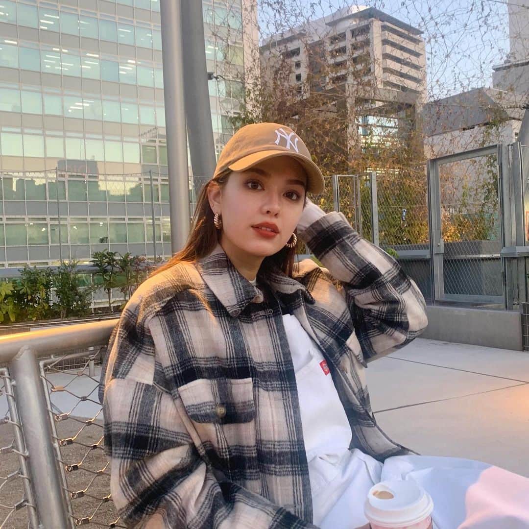 のインスタグラム：「ちょっとずつ暖かくなってきて外が気持ちいい🍃 今日はストリートな気分でした🛹」