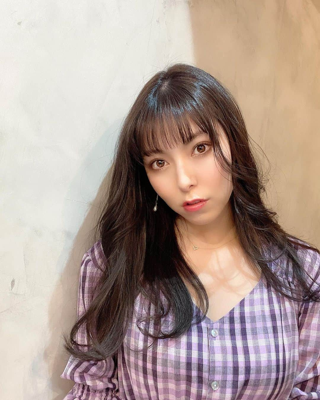 西村ケリーのインスタグラム：「撮影前なので 髪の毛もメンテナンスに🥺🥳🤔 久々の暗さ✨清水さん！いつもありがとう！！綺麗な色〜！！ ちょっとイメチェンかな！？どおですかぁ？？😊  #newhair #newpost #hair #haircolor #hairstyle #hairarrange #haircut #hairsalon #newcolor #newcolorhair  #beautysalon #hairsalon #japan #omotesando #cabello #nuevocolor #peluqueria #表参道　#ヘアサロン　#　#thethird #清水さん　#さすがです　#tegusta」