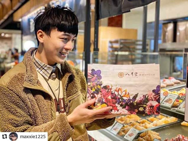 planticaさんのインスタグラム写真 - (planticaInstagram)「. ━･･━･･━･･━･･━･･━･･━ #Repost @maxxie1225 ━･･━･･━･･━･･━･･━･･━ 某次吃到朋友帶來的八月堂，立刻被他們家的可頌ㄉㄧㄠˊ住🤩🤩🤩對我來說好吃的可頌一定要外層酥脆，裡面要吃的到麵包的氣孔，八月堂的可頌表現的很好，就算放到隔天再回烤還是酥脆且奶香濃郁😋  🥐這次「八月堂」與日本花藝大師「木村貴史」創立的花藝品牌🌺plantica跨界聯名合作，plantica更曾與愛馬仕、LVMH等國際精品合作；此次雙方聯名推出3款全新的絕美系花可頌，真的太夢幻精美了😍花藝的設計元素也融合在櫃位設計以及包裝與提袋上，真的是精品級的可頌太讓人驚豔了～  我最喜歡裡面的「金絲雀檸檬可頌」中間夾著香氣濃厚，吃起來卻很清爽的檸檬泡泡。本來還擔心會不會中看不中吃😅結果出乎意料的非常喜歡🤤(建議搭配個茶或咖啡更是絕配)  另外兩種：「白百合巧克力」品嚐的到香甜絲滑的白巧克力；「御所染草莓」新鮮草莓搭配酸甜草莓奶醬，也非常特別真的很好吃～ 大家快點去八月堂試試這個漂亮又好吃的夢幻系列吧🌹  💌謝謝八月堂 @hazukido 與Fanpy @fanpy_rosie  #八月堂 #殿堂級可頌 #plantica絕美系可頌 #花可頌 #此生必吃 #絕美系可頌 #plantica #台南美食 #桃園美食 #台北美食 #台中美食 #高雄美食 #hazukido #プランティカ」2月19日 20時16分 - plantica_jp