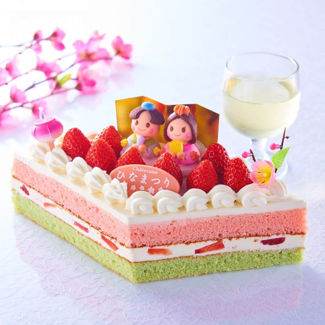 シャトレーゼ Chateraiseさんのインスタグラム写真 - (シャトレーゼ ChateraiseInstagram)「ひなまつりはケーキでお祝い！ ひなまつりに欠かせない伝統的なお菓子「ひし餅」をモチーフにしたデコレーションケーキ。  たくさんの苺に囲まれているのは、砂糖菓子でできたかわいいお内裏様とお雛様。ケーキの両端には、ぼんぼりのロウソクと、桃の花を飾っています。  伝統的な配色は、抹茶風味のスポンジと、苺風味のスポンジ、間にさっぱりとした後味のホイップクリームをサンドして表現しています。 緑は草木が芽吹く新緑、白は雪、桃色は桃の花が由来となっているそうですよ。  ひなまつり限定ケーキで、華やかなお祝いを。  #シャトレーゼ #Chateraise #ひなまつり #ひな祭り #ケーキ #桃の節句 #苺 #節句 #お雛様 #お祝い #デコレーションケーキ #パーティーメニュー #菱餅 #ひし形 #限定」2月19日 20時22分 - chateraise.jp