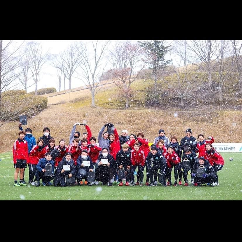 松本真未子さんのインスタグラム写真 - (松本真未子Instagram)「. . 今週もお疲れ様でした⚽️✨  地震があり、 不安で寝れない日もあった1週間。 無事に終わったことが嬉しい。  サッカーってやっぱ楽しい😄✌️  自然と笑顔になれるバレンタイン最高🍫🧡 （あいちゃんとのはーと♡ちゃんと見てね）  来週も笑いが絶えませんように⭐️  #マイナビ仙台レディース #💙💚💛 #華金 #地震 #バレンタイン #皆様お疲れ様でした」2月19日 20時23分 - maaaaaamiko_m