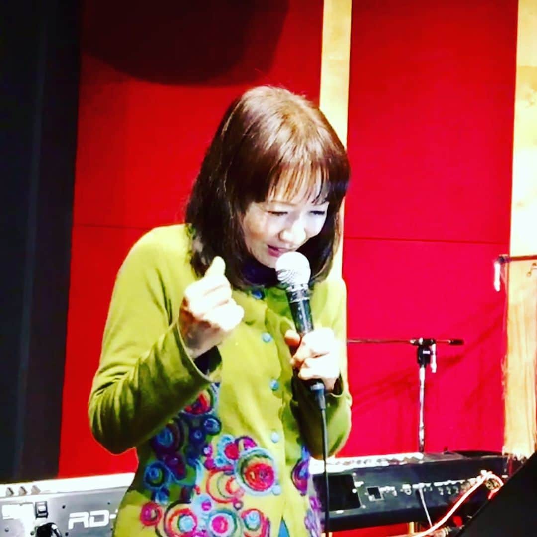 のインスタグラム：「⭐️YouTubeチャンネル*SLOW ROOM*次回のお知らせ⭐️﻿ 🟢2/21(日)15時生配信🟢🎉﻿ ﻿ 私のデビュー記念日🎂であり、 ﻿MV『ピラフになりたい』by twotwotwoさんの制作の為のクラファン最終日☀️ そしてこの日をめざしての﻿ 完成はいかに⁉️﻿ ﻿時間早いけど乾杯の準備🎵ソワソワ…💦﻿ ﻿ 感謝デー盛り沢山の次回の生配信✨﻿ チャットお待ちしています🌻﻿ ﻿ https://www.youtube.com/channel/UC-Yii7gBD0574x9pfl2x-Rg﻿ ﻿ チャンネル登録有難うございます🌈✨﻿ ﻿  #平松愛理 ﻿ #生配信 ﻿ #youtube ﻿ #slowroom ﻿ #乾杯 ﻿ #クラファン ﻿ #twotwotwo ﻿ ＃最終日 ﻿ #デビュー記念日」