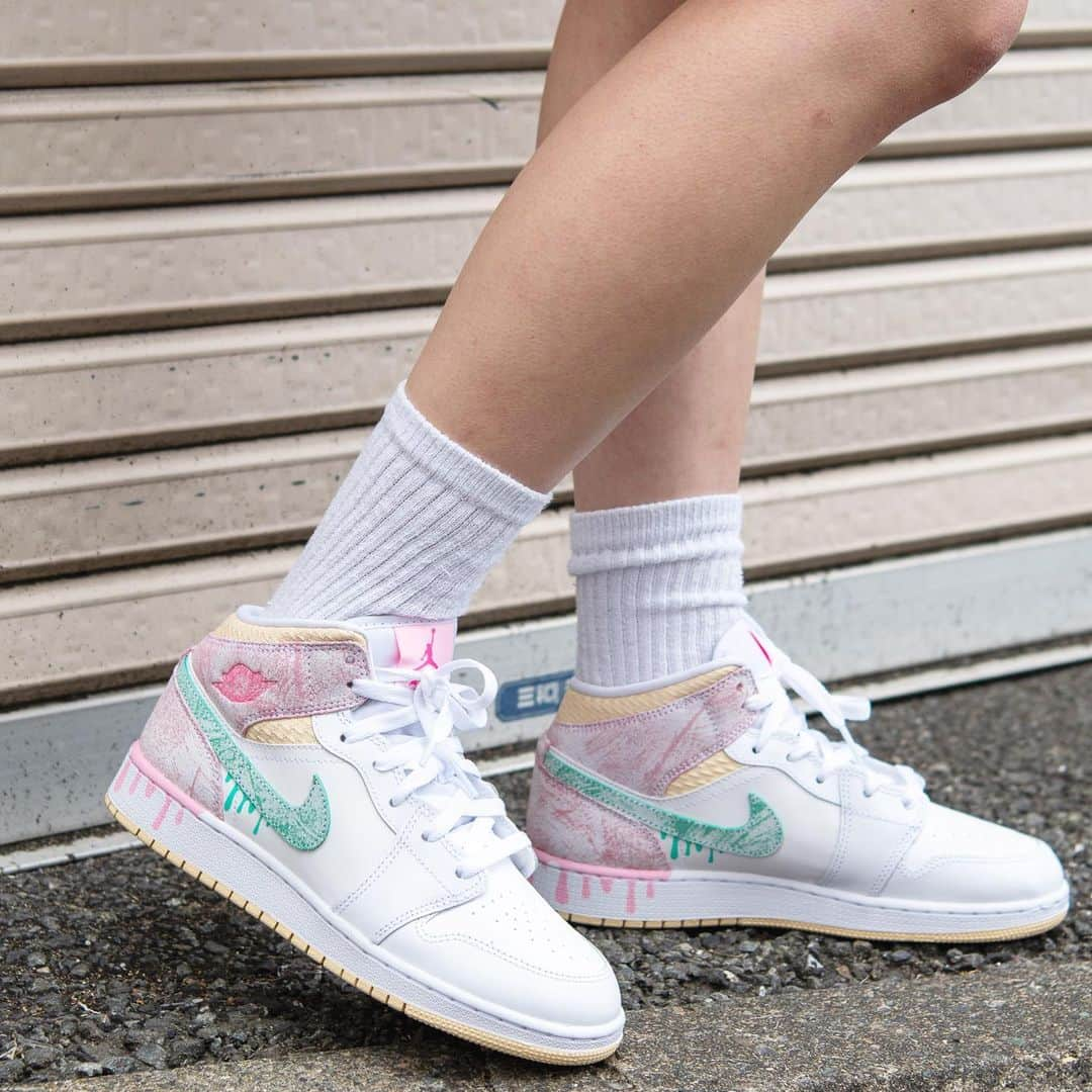 アトモスガールズ/atmos girlsのインスタグラム：「. NIKEからAIR JORDAN 1 MID GS が登場🍭  今回の新作は、ペイントのインクが落ちていくようなグラフィックが目を引くデザインとなっております✒︎🎨  CleanなWHITEを基調に、GREEN.YELLOW.PINKの淡いアクセントカラー、パステルカラーが配色されています🥰❤️❤️ パステルカラーがCUTE🤭 ペイントドロップのディテールとひび割れたようなディテールでストリートスタイルをプラスしています！ 可愛いだけではない、少しパンキッシュな雰囲気が加わった1足となっております💗  2/26(FRI)より発売開始👟🤍  見逃しなく🥳  #atmos#atmospink#アトモス#アトモスピンク#スニーカー#スニーカー女子#NIKE#aj1 #airjordan1#airjordan#nikesneakers #nikeshoes#ナイキ#ナイキスニーカー#エアジョーダン#ジョーダンスニーカー#ジョーダン1#マイケルジョーダン#パステルカラー #ペイントスニーカー #ジョーダン女子#春コーデ#春シューズ #新作スニーカー#新作#springfashion#springcode #👟👟#🌸🌸🌸 #🍭」