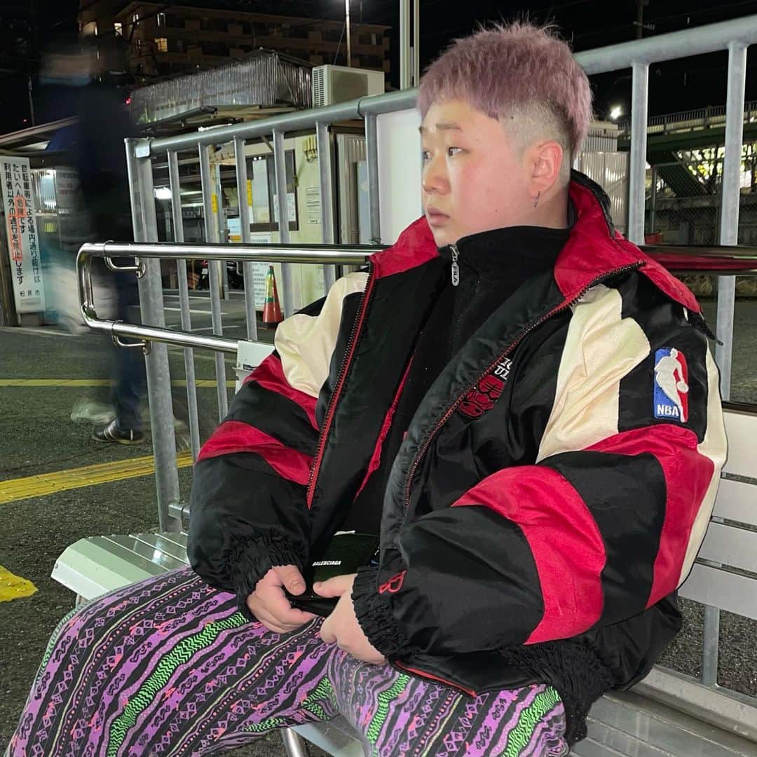 こう（夜のひと笑い）のインスタグラム：「髪色変えてカットしてもったぜ☺️ これはタクシーを待ってる時に撮ってもらった写真です！ もちろん撮影時以外はマスクつけております！  #寝巻きでごめんなさい #地元そろそろバレる #髪色最高 #今日YouTube載せます！」