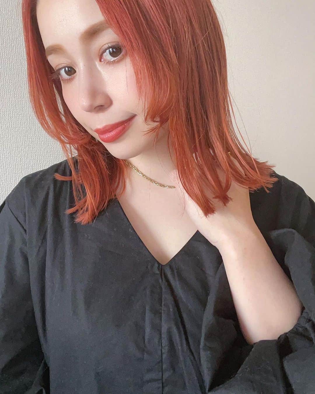 erinaさんのインスタグラム写真 - (erinaInstagram)「心機一転３０cmぐらいばっつり切りました✌🏻 もー最高に気に入ってる！！ カラーも久しぶりにオレンジのハッピーカラー🧡  @__asuka.ito さんにほぼお任せでスタイルチェンジしてもらった☺️ 顔まわりもパツンと新鮮✨こんな可愛いオレンジヘアにしてもらって嬉しい〜！  最近は上手くいかないことも多くて、流れを変えるきっかけにスパッとカットして気分スッキリ◎ やりたいことをやるのが１番私らしいなと再確認。 人は人、自分は自分ということでハッピーな毎日を送れるように頑張るー❤︎ ・ ・ ・ #前髪なし#イメチェン#ロブ#外ハネロブ#ミディアムヘア#ヘアスタイル#ヘアカット#ヘアカラー#オレンジカラー#オレンジヘアー#オレンジブラウン#ブリーチなし#ハイトーンカラー」2月19日 20時26分 - enappi_148