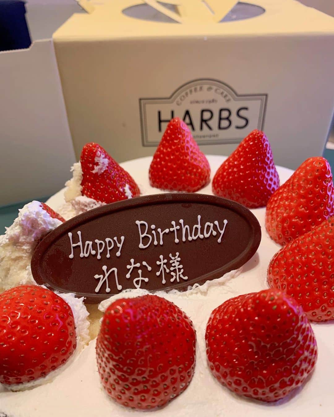 榊原伶奈のインスタグラム：「今月1日に30歳になりました ケーキ開けたら溶けて崩れてて笑った😇 #2月産まれ #誕生日ケーキ #誕生日 #harbs #ストロベリーケーキ」