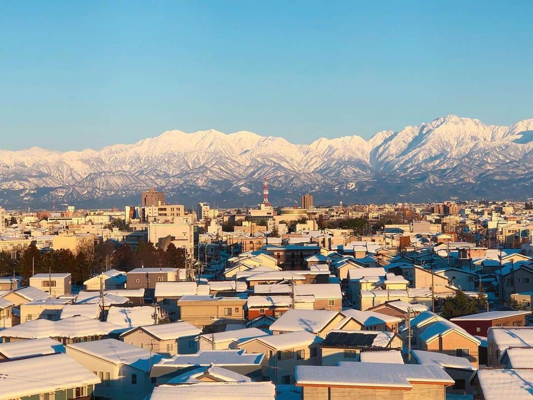 南條早紀のインスタグラム：「圧倒的富山🏔 . 雪が降り続いたあとの晴れ。 きょうの立山連峰が凄まじく美しかった…❤️ . 職場が2階なんだけれど、 夕陽を浴びた山が美しすぎて 思わず6階まで移動してカメラに収めた☺️ . . 富山市内だよ！ 住んでいる場所からこの山の迫力。 毎日見えるわけじゃないからこそ くっきり青空に美しく映えるこの景色は 本当に貴重でありがたい！！ . きのうまで降っていた雪で街中の屋根が 白く覆われているから、尚更美しくて🥲 . この景色は心震える！ 富山最高✨と思える絶景です！ . . さて、明日のフルサタ！は なかなか手が出ない商品やメニューを特集✨ あと、私がどハマりしている手芸の特集も🧸💓 . 土曜11:24〜お会いしましょう❤️ . . #富山県 #富山市 #富山 #とやま #立山連峰 #山 #絶景 #日本の風景 #風景 #風景写真 #晴れ #自然 #雪 #雪景色 #青空 #美しい #癒し #toyama #toyamacity #photography #mountain #mountains #snow #beautiful  #富山の風景 #富山のここが好き  #bbt #フルサタ #アナウンサー #南條早紀」