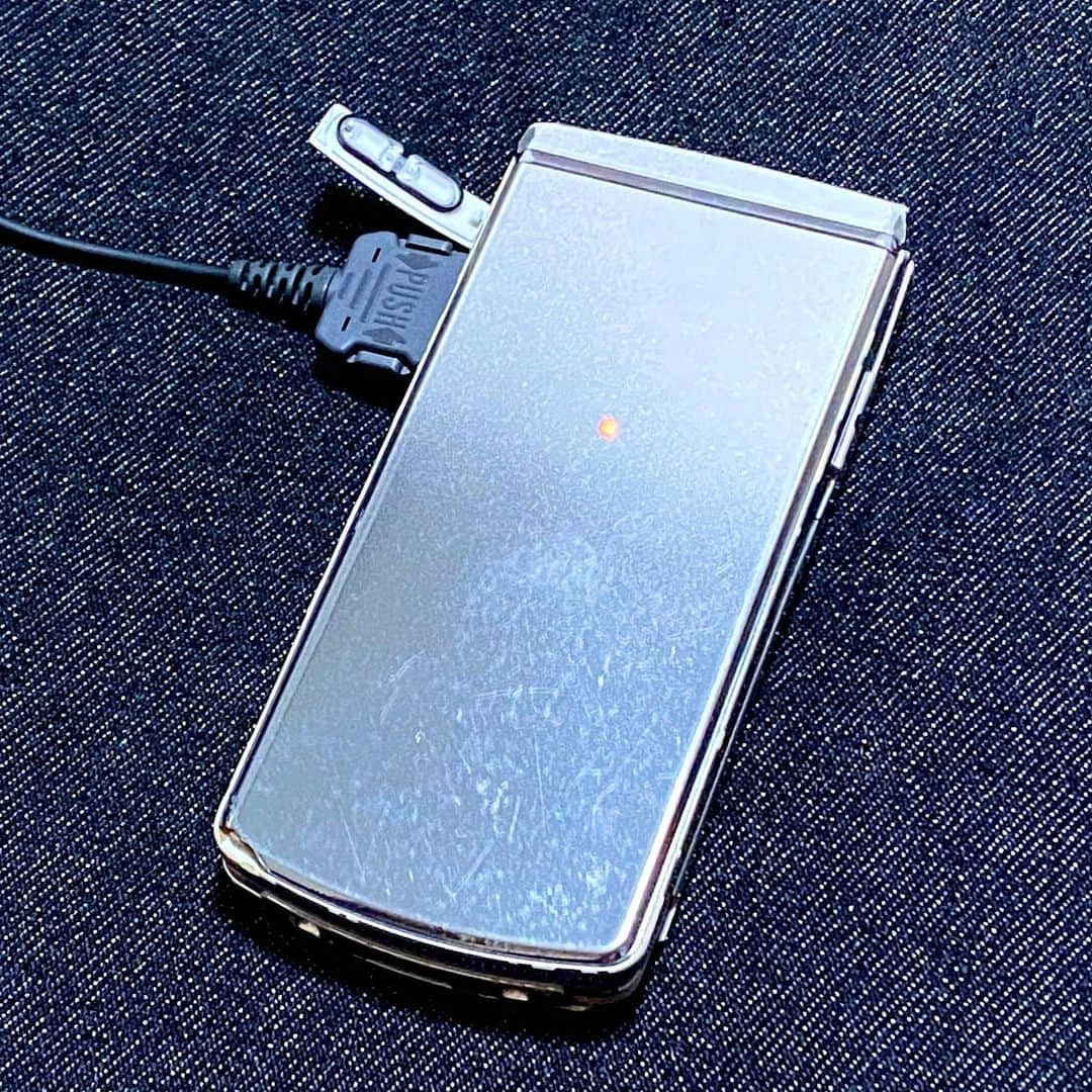 のインスタグラム：「部屋の整理をしていたら、昔使っていたガラケーと充電器を発見！ 早速充電し写真やメールをチェック✨ ガラケーってこんな絵文字だったんだぁとか、ちょっとしたタイムカプセル気分です。 (つω`*)懐かしい…  #ガラケー #ガラパゴス携帯 #フューチャーフォン #パタパタ携帯 #小桜舞子 #タイムカプセル」