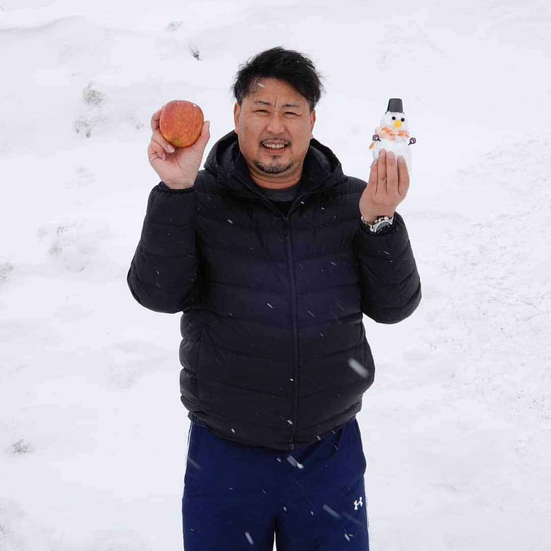 らでぃっしゅぼーやさんのインスタグラム写真 - (らでぃっしゅぼーやInstagram)「遠出ができなくても、おうちで雪だるま作ろう♪  ただいま、抽選で１０名様に、 りんごの産地・青森県に積もった「雪」と「りんご」が当たる 「雪つき雪室りんご」プレゼントキャンペーンを実施しています！  この企画は、青森県のりんご農家・斉藤篤寿(さいとうあつし)さんの粋な計らいによって実現しました。  「私達は、農家にとって当たり前の雪の中で生活しておりますが、 コロナで遠出できず雪で遊べないお子様がいると伺いました。 りんごと一緒にお届けする雪で、 雪だるまでも小さいかまくらでも好きに作っていただき、 自由な発想で楽しんでいただけると嬉しいです。」  おとなも子どもも、”小さなスノーレジャー”を体験してみませんか？  ＊本投稿画像はイメージです。実際には雪、りんごのお届けとなります。  ＜参加方法＞ ・下記期間中、らでぃっしゅぼーや Instagram公式アカウント （@radishboya1988）をフォローしている方  （らでぃっしゅぼーや会員様以外もご参加いただけます） ・以下２つのハッシュタグをつけて「お好きな野菜、果物、料理」に関して投稿していただいた方 #らでぃっしゅぼーや　#雪室りんごキャンペーン  ＜募集期間＞　⁣2021年2月15日(月)～3月3日(水）  ＜賞品＞⁣　らでぃっしゅぼーや雪室りんご（ふじ）（6個+雪）  ＜当選者数＞⁣　⁣10名様⁣  ＜当選者様へのご連絡＞⁣⁣ 当選者の⽅には2021年3⽉8⽇(月)頃に Instagram上のDMにてご連絡致します。⁣DMを受け取れる設定への変更をお願いいたします。  ＜ご注意＞⁣ ＊同一の応募者様から複数アカウントを使用しての応募を確認した場合、1アカウントの応募のみを有効とみなし、それ以外の応募は無効といたします。 ⁣ ＊抽選時に、アカウントフォローの状態を維持いただいていることが確認できない場合、抽選の対象から外れることがあります。 ⁣ ＊本キャンペーンは予告なく中止または変更させていただく場合がございます。 ⁣ ⁣＊応募受付の確認・抽選方法・当選・落選・配送時の事故や破損等についてのご質問、お問い合わせは受け付けておりません。⁠⁣ ⁣ ＊日本国外にお住まいの方に対しては、当選しても配送できません。国内にお住まいのフォロワー様限定のキャンペーンです。⁣ ＊未成年者の方は、親権者に同意いただいたものとみなします。 ＊再抽選は行いません。 ⁣ ⁣＊アカウントを非公開設定にしている場合は抽選対象外となります。⁣ ⁣ ＊下記に当てはまる場合、ご当選の資格は無効となります。 ⁣ ⁣・応募に際し、不正行為があったと当社が判断した場合⁣ ⁣ ・通信環境の良くない状態にありDMが不着となった場合⁣ ⁣ ・ご当選通知のDMに対し返信期限までに手続きを履行いただけない場合 ⁣ ⁣・登録内容に不備があった場合⁣・住所/転居先不明または長期不在などにより、賞品がお届けできなかった場合 ⁣ ⁣＊賞品の返品・交換・配送業者より弊社に返品されてからの再配送、はできませんのでご了承くださいませ。⁣ ⁣ ＊賞品発送後の賞品による損害等の責任については、弊社は一切負いかねます。予めご了承ください。⁣ ⁣ ＊賞品の転売は禁止させていただきます。 ⁣ ⁣＊賞品の発送は2021年3月下旬を予定しております。⁣ ⁣ ＊やむを得ない事情などにより、賞品の発送時期は変更となる場合がございます。⁣ ⁣ ＊本キャンペーン参加にあたって生じるインターネット接続料や通信料、ご当選通知メールに記載の手続を履践するにあたって生じる諸費用は、ご本人様の負担となります。  #らでぃっしゅぼーや　#有機野菜　#野菜宅配 #雪室りんごキャンペーン  #雪だるま作ろう　#雪だるま　#雪室　#雪室りんご　#生産者さんありがとう　#農家さんありがとう」2月19日 20時30分 - radishboya1988