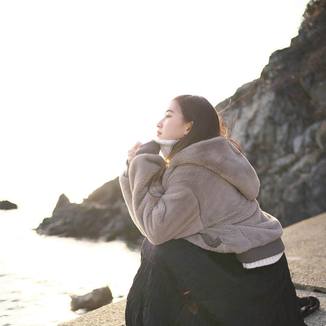 𝐊𝐚𝐤𝐢𝐠𝐢𝐅𝐮𝐤𝐚のインスタグラム：「． ． スライドしてね ->>> 🥥 ． 雨がいっぱい降った後の空って 透き通っててすごい綺麗で… ． この日の撮影はそんな空でした🌼🎞 ． 冬は好きじゃないけど 冬の空はだいすき。 ． 落ちてたガラスの破片も 角が取れて丸くなったシーグラスに変わってて すっごい綺麗やった🦋✨🧡 ． キラキラ坂からは舞子も小豆島も見えて なんか日本に囲まれてる感じした🌎✌🏻 ． 今日も明日も自然感じながら生きたい🌞✨ ． ． ． ． ． #幸せな瞬間をもっと世界に  #その瞬間に物語を  #関西カメラ部 #なんでもないただの道が好き  #デジタルでフィルムを再現したい  #何気ない瞬間を残したい  #日常をドラマチックに  #サロンモデル  #あの日の心を映して  #日常に魔法をかけて  #誰かの記憶に残る写真  #スクリーンに恋して  #関西写真部share  #jp_portrait部  #curbon写真部  #good_portraits_world  #into_the_screen  #jo_mood  #vivid_impact  #photojenic_jp  #キラキラ坂」