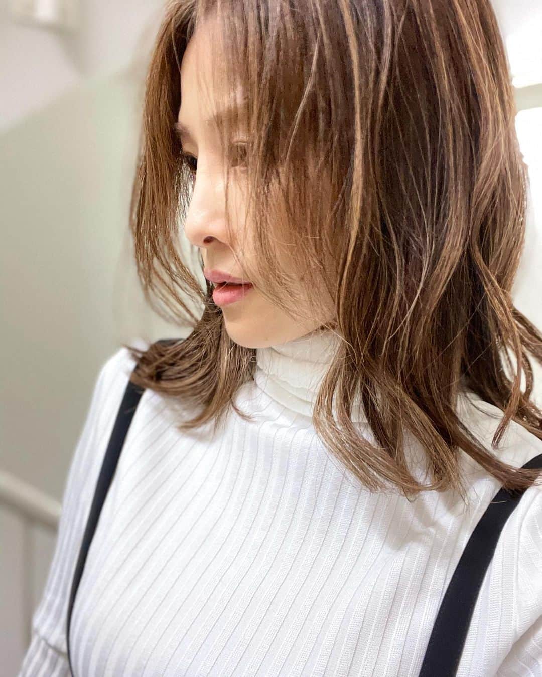 中岡由佳さんのインスタグラム写真 - (中岡由佳Instagram)「春に向けてのヘアスタイル。セミロングで髪もカラーも軽くしました。巻いたらマスクでも重たくならないかな😷 #hairstyle #eclatdaikanyama」2月19日 20時35分 - yuka_nakaoka
