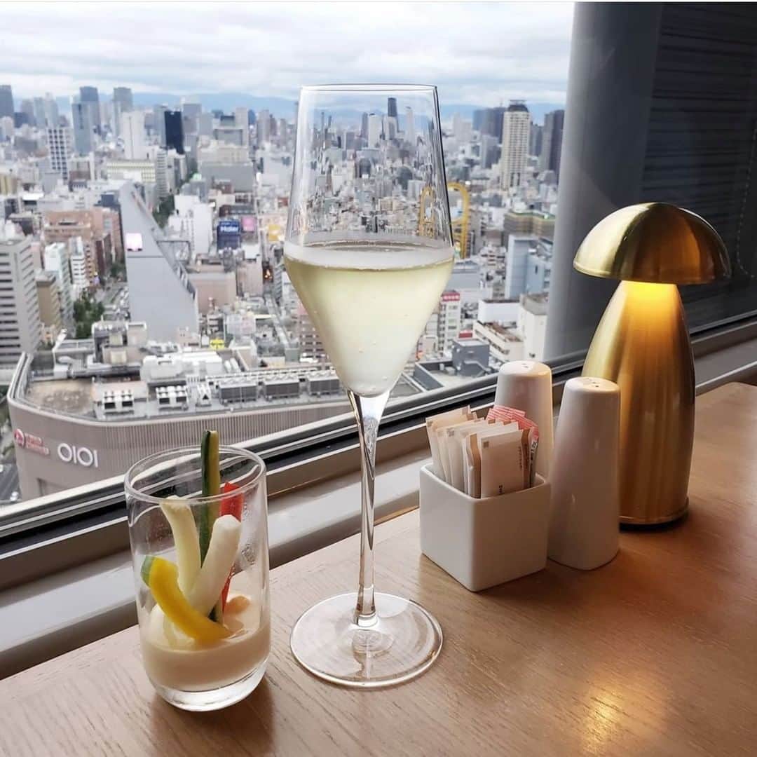 スイスホテル南海大阪さんのインスタグラム写真 - (スイスホテル南海大阪Instagram)「#フライデーファンフィーチャー：プライベートな空間で、街を違う角度から眺めてみる、自分だけの時間。　 @nanananohanako さん、スイス　エグゼクティブ　クラブ　ラウンジでのお写真をご投稿いただきありがとうございます！スイスホテル南海大阪で撮影した写真を #LiveItWellOsaka #洗練された時　のハッシュタグをつけてご投稿ください！毎週金曜日にあなたの自慢の#洗練された時をご紹介します。#スイスホテル南海大阪　#スイスホテル   #FridayFanFeature: A private moment for yourself, a space to breathe and see the city from a different view.   Thank you @nanananohanako for sharing your Swiss Executive Club Lounge experience! Have any photos of the Swissôtel Nankai Osaka? Tag us #LiveItWellOsaka for a chance to be featured!」2月19日 20時37分 - swissotelnankaiosaka_official
