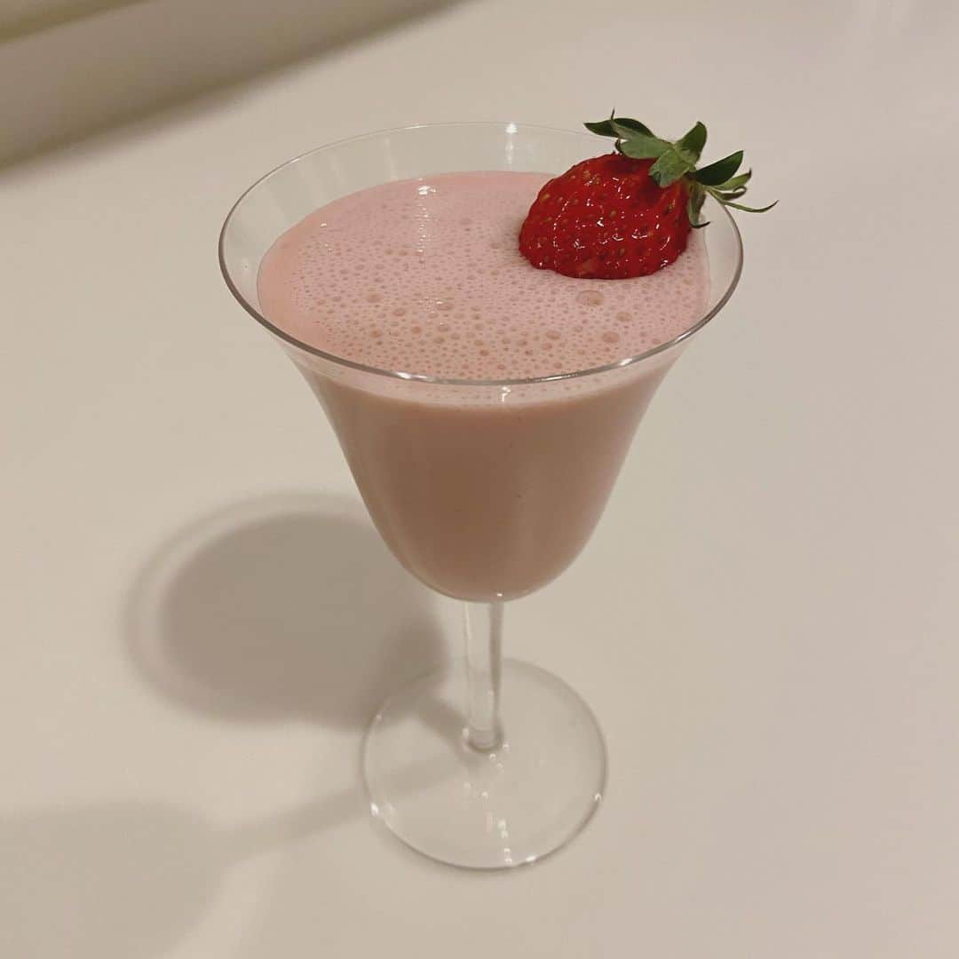 渡辺有子のインスタグラム：「食後のデザート。甘酸っぱい小粒のいちごを追熟させ、きび砂糖と牛乳だけ。空気をたくさん含ませて軽く仕上げてフレアグラスに注ぎました。こうすれば小さな家族も飲むかと思いきや、プイッ！と顔を背けて飲んでもないのにニガイ！だって…。3杯分全て私のおなかにおさまりました。こういうのは少し飲むのがおいしいのにねぇ🍓」
