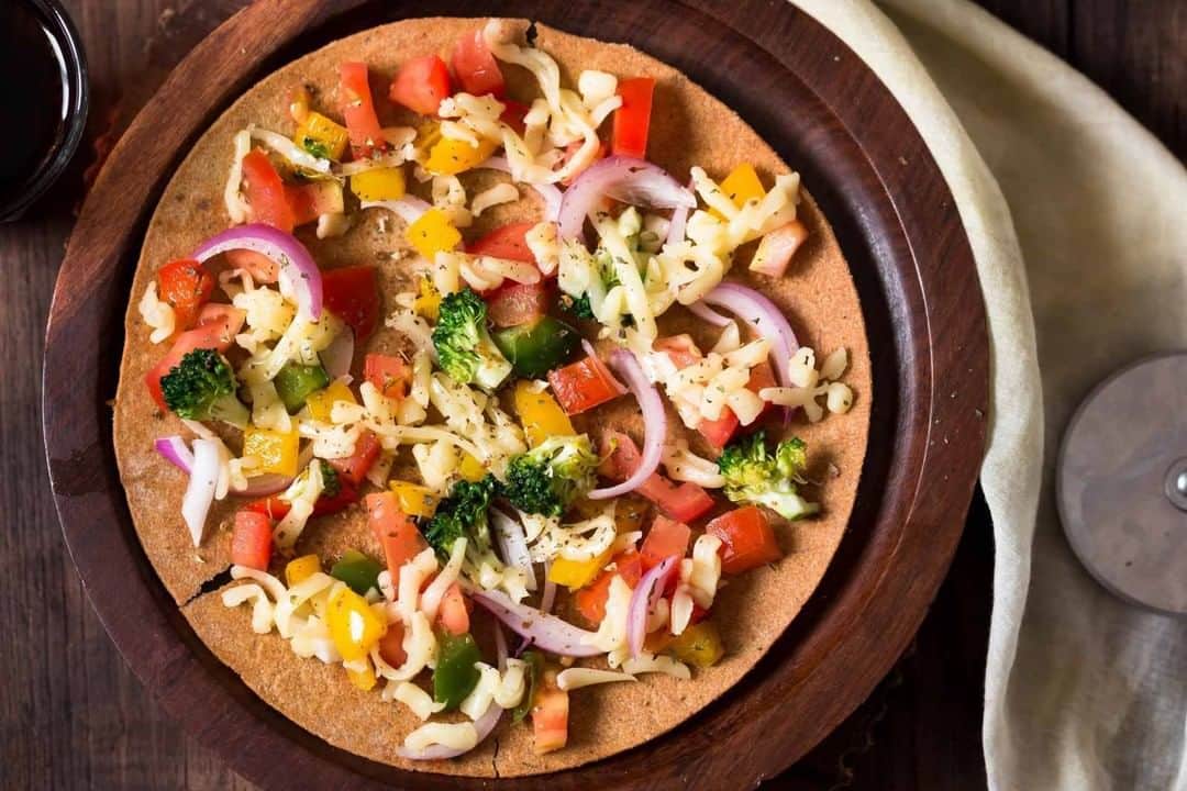 Archana's Kitchenさんのインスタグラム写真 - (Archana's KitchenInstagram)「Khakara with atwist! Try this Khakra Pizza recipe pizza where a Khakra is topped with pizza toppings and cheese. Serve this delicious Khakra Pizza for evening snacks along with Masala Tea and Coffee.  Search for the recipe “Khakara Vegetable Pizza” in our app. Link to the app in the bio @archanaskitchen . . . . . . #recipes #easyrecipes #snacks #teatime #teatimesnacks #patty #archanaskitchen #cheesecake #strawberry #strawberryrecipes #Strawberrycheesecake #nobakecheesecake #healthyeating #highprotein #eatfit #cooking #food #healthyrecipes #foodphotography #recipeoftheday #comfortfood #deliciousfood #delicious #instayum #food #tandoori」2月19日 20時41分 - archanaskitchen