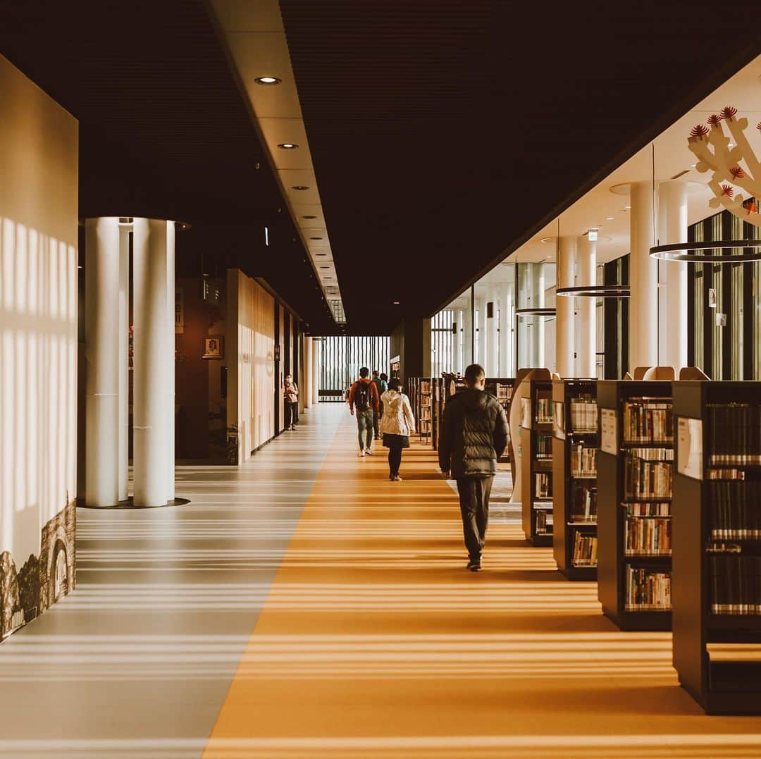 李翔さんのインスタグラム写真 - (李翔Instagram)「有這個漂亮的圖書館﻿ 我每天都想去看書﻿ ﻿ #SonyAlpha #SonyA7C #sel35f18﻿ @sonytaiwan ﻿ @sonyalpha﻿」2月19日 20時43分 - rookie030