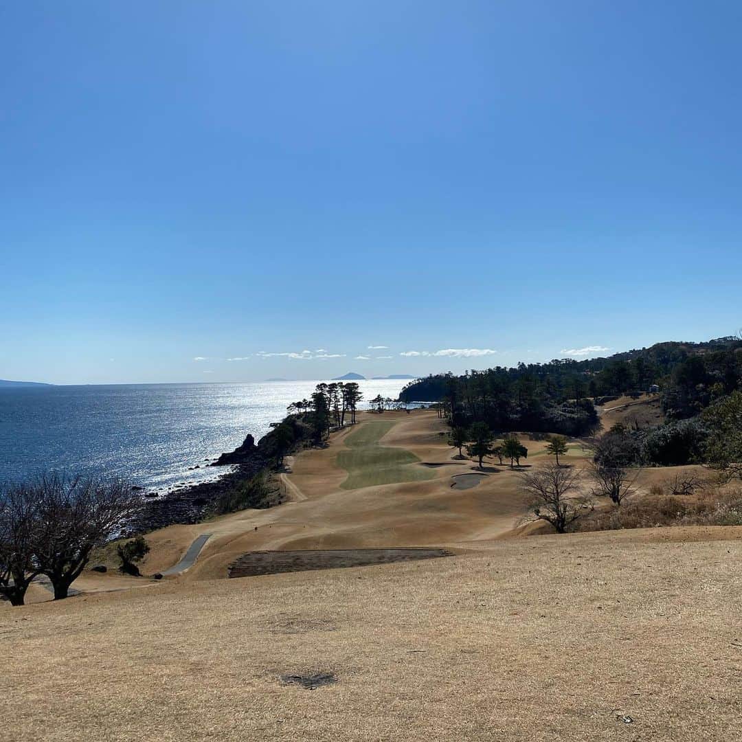 天沼知恵子さんのインスタグラム写真 - (天沼知恵子Instagram)「川奈 名物16番のロケーション  ゴルフの楽しさはゴルフplayも楽しいし、景色を味わう楽しさもまた最高です^_^  #ゴルフの楽しさ #川奈ホテルゴルフコース富士コース  #海が好き  #ロケーション  #冬の高麗グリーンは速い  #ワクワクが止まらない」2月19日 20時44分 - amanuma_chan.impact_a_body