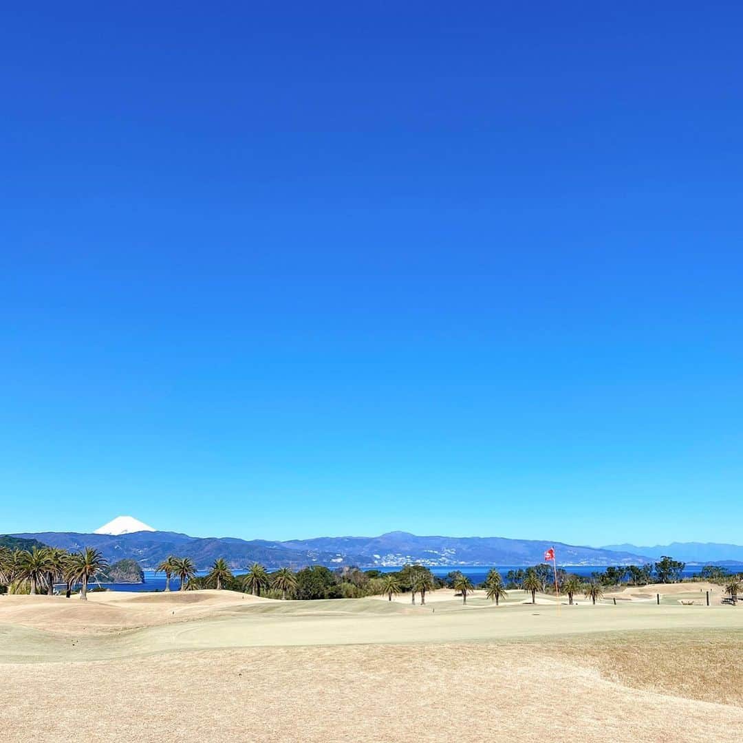天沼知恵子さんのインスタグラム写真 - (天沼知恵子Instagram)「川奈 名物16番のロケーション  ゴルフの楽しさはゴルフplayも楽しいし、景色を味わう楽しさもまた最高です^_^  #ゴルフの楽しさ #川奈ホテルゴルフコース富士コース  #海が好き  #ロケーション  #冬の高麗グリーンは速い  #ワクワクが止まらない」2月19日 20時44分 - amanuma_chan.impact_a_body
