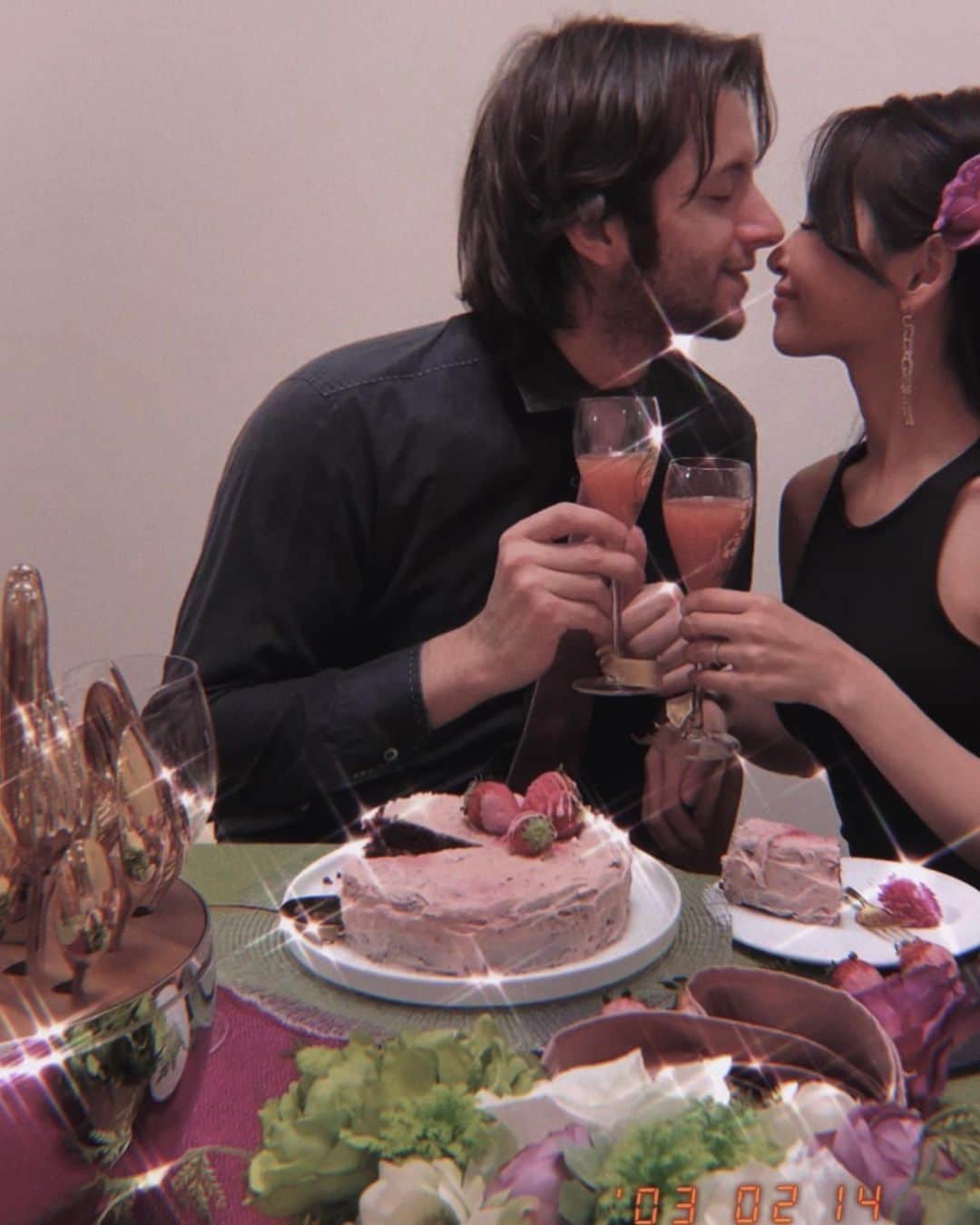 MARINさんのインスタグラム写真 - (MARINInstagram)「おうちでロマンチックバレンタイン💜 毎年ろぶからのギフトばかりだったので今年はお料理一緒にしたよ👩‍🍳👨‍🍳 買い出し、可愛いお花、テーブルセッティング、お料理作り 全部一緒にできて嬉しい1日でした🌹 The Red Velvet Cake I asked him to make was amazing. Mmm- it was the best cake I've ever had ! #couplegoals #marriedcouple #romantic #国際カップル #国際結婚 #goodrelationship #ろぶまりん」2月19日 20時44分 - _baby.f.marin_