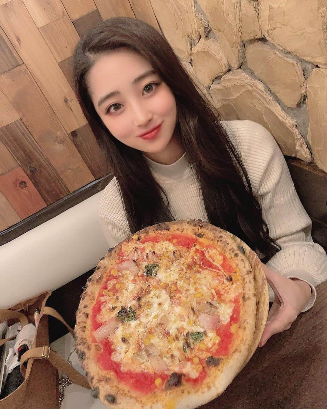 MAIのインスタグラム：「イタ飯バル　RICCIOさん🍕 @riccio_takadanobaba   高田馬場駅すぐの 駅近の美味しいお店！ 地下に降りていくとお店があり、 ワイン好きにはたまらない 樽がたくさんあります！ ワインの飲み放題は この樽から出てくるので 普通のワインよりも美味しく感じますね🍾  私は ガーリックシュリンプ アヒージョ バーニャカウダ ピザをいただきました🍕  どれも美味しくて コスパもいいためお腹いっぱい食べちゃいました🤎  また伺います😊  ウーミーPR  #イタ飯バルriccio #高田馬場グルメ #高田馬場イタリアン #樽ワイン #高田馬場　#高田馬場ディナー　#お手頃　#パスタ　#アヒージョ　#ピザ　#石窯ピザ　#おいしい　#おすすめ　#高田馬場グルメ　#高田馬場ランチ　#ピザ窯 #ガーリックシュリンプ　#バル　#yammy #good #food #dinner  #WoomyPR」