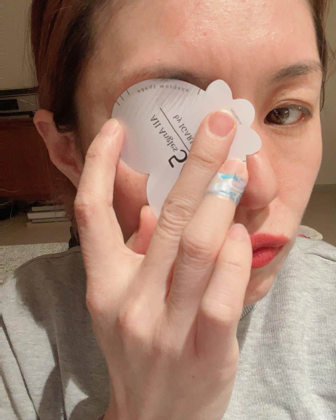 イガリシノブのインスタグラム：「値札のこれ やってみた〜？　…というか、、きづいた〜？😂 「眉毛の長さどれくらいにしよーかなー」っていう印😂 ラウンドは気にせずに、長さで見比べてみて笑  長さ変われば、顔のバランスかわるょ〜  職業ヘアメイクなので、ささやかですが、、、🙇🏻‍♀️」