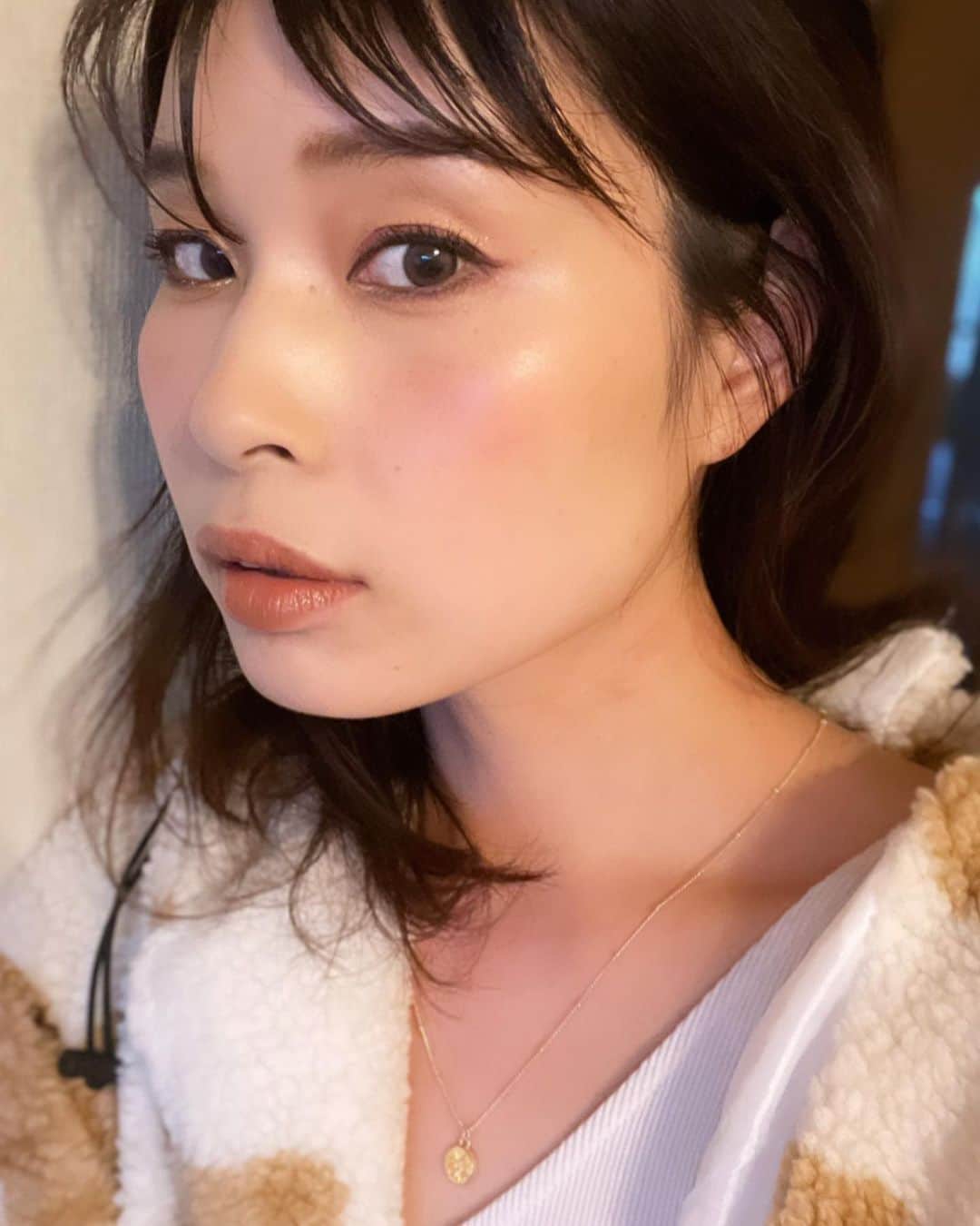 三佐和あやのインスタグラム：「#春コスメ2021  𓆸 渡辺直美さんご愛用のセフィーヌのシルクウェットファンデーション🌸  薄づきで 素肌っぽい仕上がりに.  わたしの肌質がもともと艶っぽいので いい感じに 艶を抑えてマットすぎず 好きな感じです☺️  カバー力はあんまりないので、 普段なら今回のように コンシーラーの上にルースファンデみたいに 載せるか、  もっとしっかりメイクしたいときは、 リキッド、クッション などの上に  のせても 使えるとのことですよ  コスデコの人気のパウダーみたいなかんじかな❁  保湿感があるのに とてもさらっとしています  ☑︎マスクで荒れやすいお肌にも優しく、崩れにくいのが特徴 ☑︎セフィーヌは自然派コスメブランドで、肌にやさしく、かつ限りなく美肌効果が期待できる商品を展開  #cefine #シルクウェットパウダー OC110 𓇢  #dior #サンククルール クチュール 689 ミッツァ 𓇢  #ヒロインメイクボリュームアンドカールマスカラ 01 #ヒロインメイク スムーズリギッドアイライナー 01 ﻿ 𓇢  RMK @rmkofficial  #ザベージュライブラリーリップスティック  04 ローストベージュ﻿ ﻿ 𓇢  THREE @threecosmetics  #ディメンショナルビジョンアイパレット ﻿ 11 PEASEPHPNE AWAKENING ﻿  𓇢  THREE @threecosmetics  #アドバンスドアイデンティティ ブラウシェービングデュオ﻿ 05﻿ ﻿ 𓇢  𓇢   #美容大好き#美容オタク#美容レポ#美容好き#美容好きな人と繋がりたい#美肌#メイクカバー #メイク崩れ防止#メイク仕上げ#メイク #コスメ #cosmoni#コスモニ#美意識#美意識向上#美意識向上委員会」