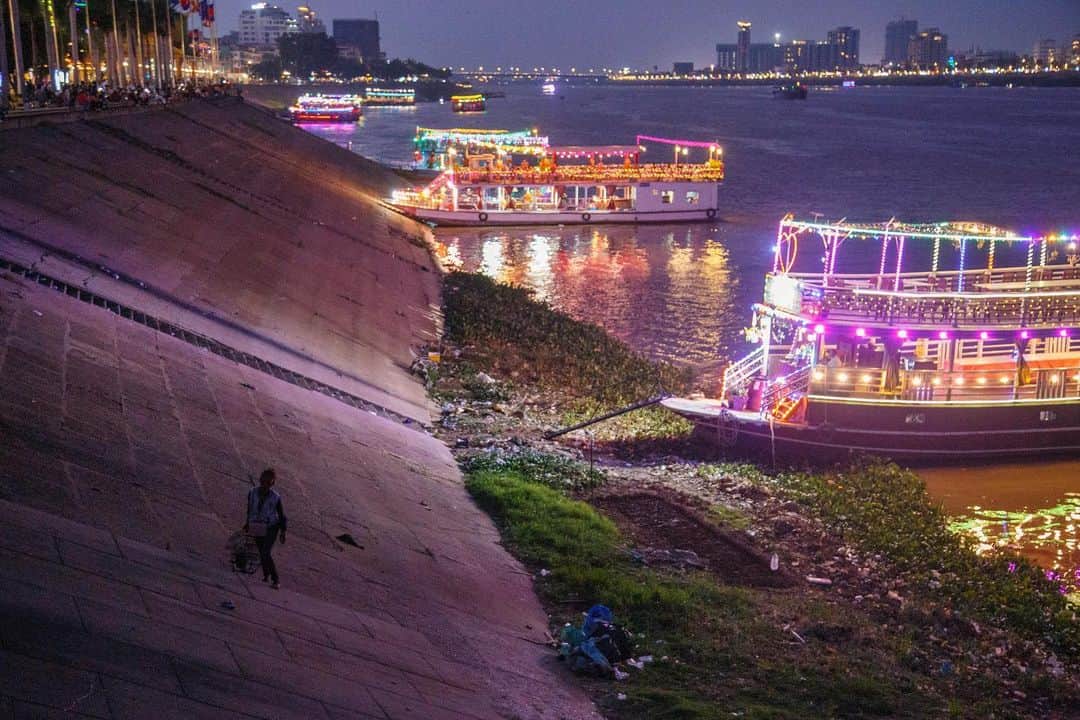 Shunsuke Miyatakeのインスタグラム：「Party boats illuminate a fisher woman, Phnom Penh, Cambodia」