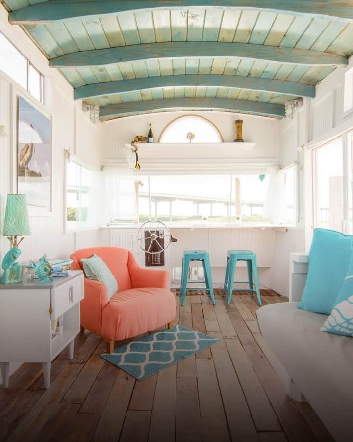 Airbnbのインスタグラム：「Welcome to the Southeast, y’all. For our last edition of the most wishlisted Airbnbs in the U.S., get ready for some southern hospitality, provided by people...and trees?   Hidden within the urban city limits of Atlanta sit Katie and Peter's treehouse, which “has a Southern nature—gracious, calming, and comfortable.” And by the beach in Mississippi (off the Blues Trail), you'll find an eco retreat nestled in an oak tree. According to host Pye, the buzzing birds, butterflies, and hummingbirds are best observed with coffee by day and a cocktail by night.   Link in bio for the full list.   Illustration by @elenaxausa」