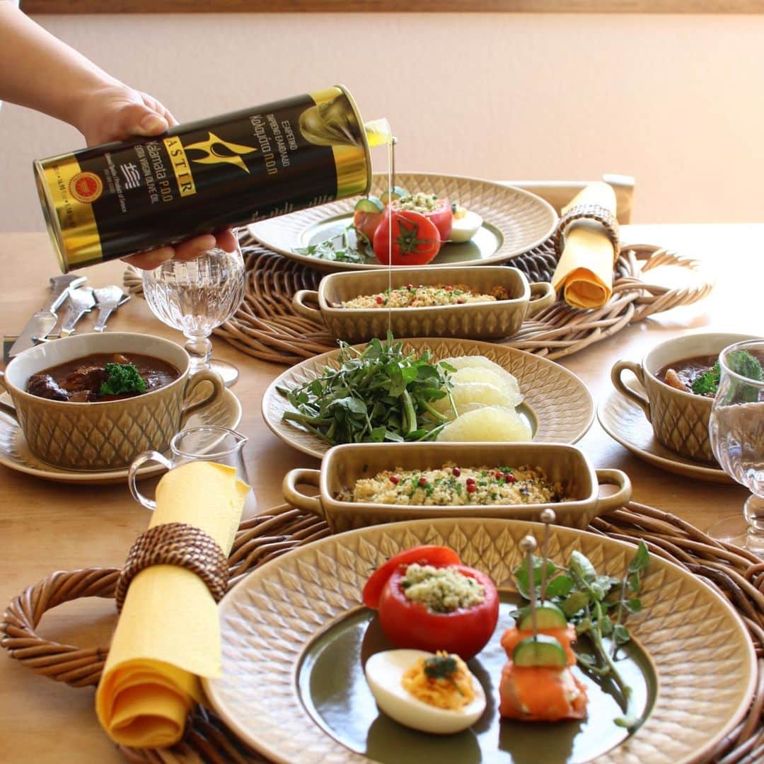 Atsukoのインスタグラム：「今日のランチ 2021.02.19  トマトのファルシ スモークサーモンのクリチ巻き デビルドエッグ クレソンとグレフルサラダ 鯵の香草パン粉焼き ビーフシチュー  今日は職場のかわい子ちゃんが遊びに来てくれたので、久しぶりにおもてなしランチ！  お魚もお肉も好きなので、どちらも出してみた😋  パンは添えなかったけど、ランチの後にパン教室開始！笑 ちぎりパンとメープルアーモンドパンを作りました🤣 パン作り、私も久しぶりだったけど、楽しかった♥️  クレソンのサラダにはオリーブオイルを！ @jesso_foods  さんのオイルです。 オリーブオイルは大好きなのですが、こちらのオイルはクセがなくて食べやすい♥️生で食べるサラダなどにピッタリなオイルでした✨✨   あー今日楽しかったな✨ 久しぶりにパンも作れたし。 また遊びに来てね😋😋」