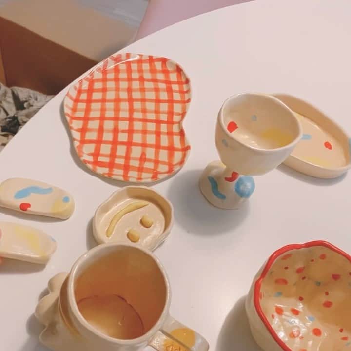 ネオンムーンのインスタグラム：「도자기클래스 완성작들🍰  모아놓으니 진짜 많다ㅋ_ㅋ 특히 마음에드는 화병들! 내일은 꽃을 좀 사가지고 올까낭✨🌻🌹🌷」