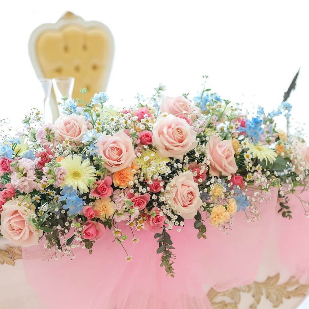 ロイヤルグレース大聖堂│福井 │結婚式場のインスタグラム：「* 「　#お花　のご紹介」  専属フローリストとお打ち合わせを重ねて決めた 十人十色の装花🌹🌼 パステル色のお花にピンクのチュール… なんとも可愛らしいコーディネートです✨ * ■Produced by @rosegarden_royalgrace_planners ［ローズガーデン/ロイヤルグレース大聖堂* 福井ゲストハウスウェディング= ---ROSEGARDEN------------------ [ローズHP]http://m-rosegarden.jp/ [ロイヤルHP]http://royalgrace.jp/ [TEL]0776-57-8000 [OPEN]AM10-PM8 -------------------------------  * * ■Wedding professional partners @kouzaburou.wedding @kouzaburou_tsuruga @kimono_kouzaburou @beauty_factory1088 @visual_factory_intl @rose_rosa_flowers @leaf_terrace_fukui_rosegarden * * ■Sister stores @rosegarden_royalgrace_wedding @fait_maison_takanawa」