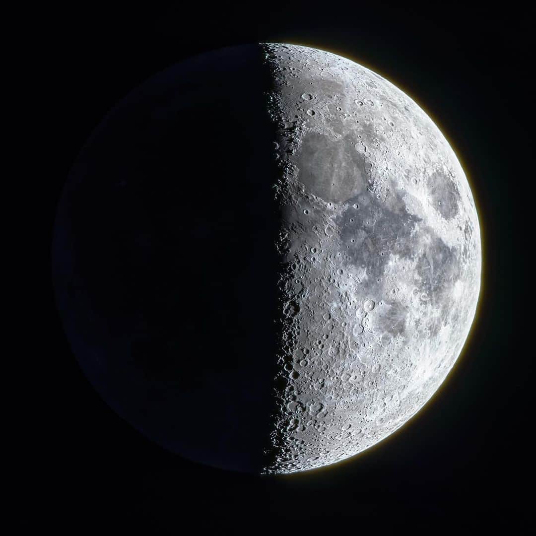 KAGAYAさんのインスタグラム写真 - (KAGAYAInstagram)「さきほど望遠鏡を使って撮影した上弦の月です。 ぴったり上弦の半月になるのは約7時間後ですが、そのころ月は沈んでしまって日本からは見えません。 #moon  #sonyalpha #α7riv」2月19日 20時49分 - kagaya11949